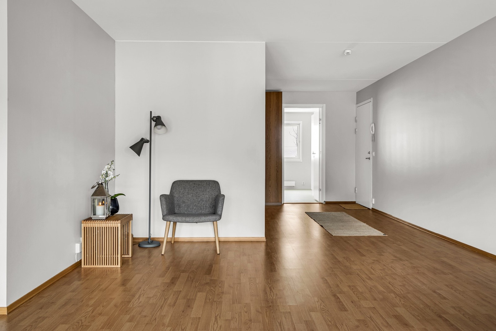 Videre fra kjøkken/stue kommer man til entré. Galleribilde
