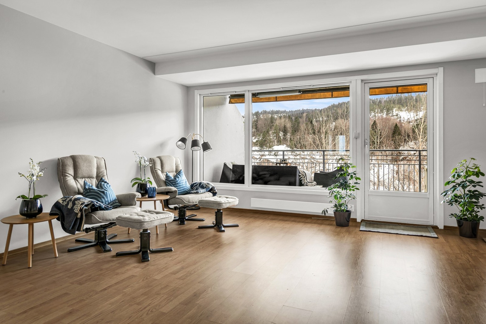 Stuen i leiligheten er romslig og flott opplyst med store vindusflater som gir rikelig med naturlig lys, og skaper en god atmosfære. Galleribilde