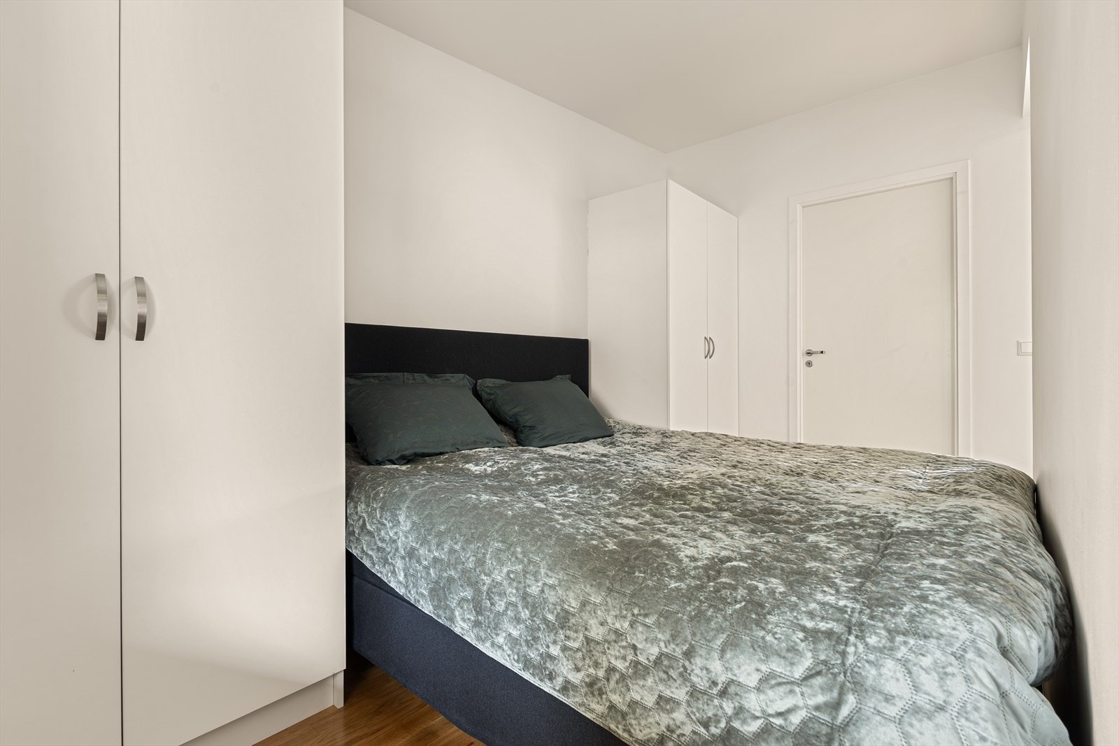 Det største soverommet er på 8,2m2 og har to garderobeskap og direkte adkomst til innvendig bod/teknisk rom Galleribilde