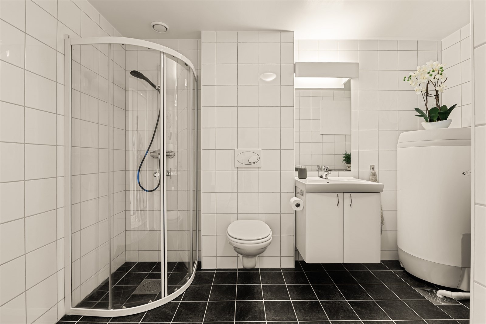 Badet er på 6m2 med tidsriktige overflater Galleribilde