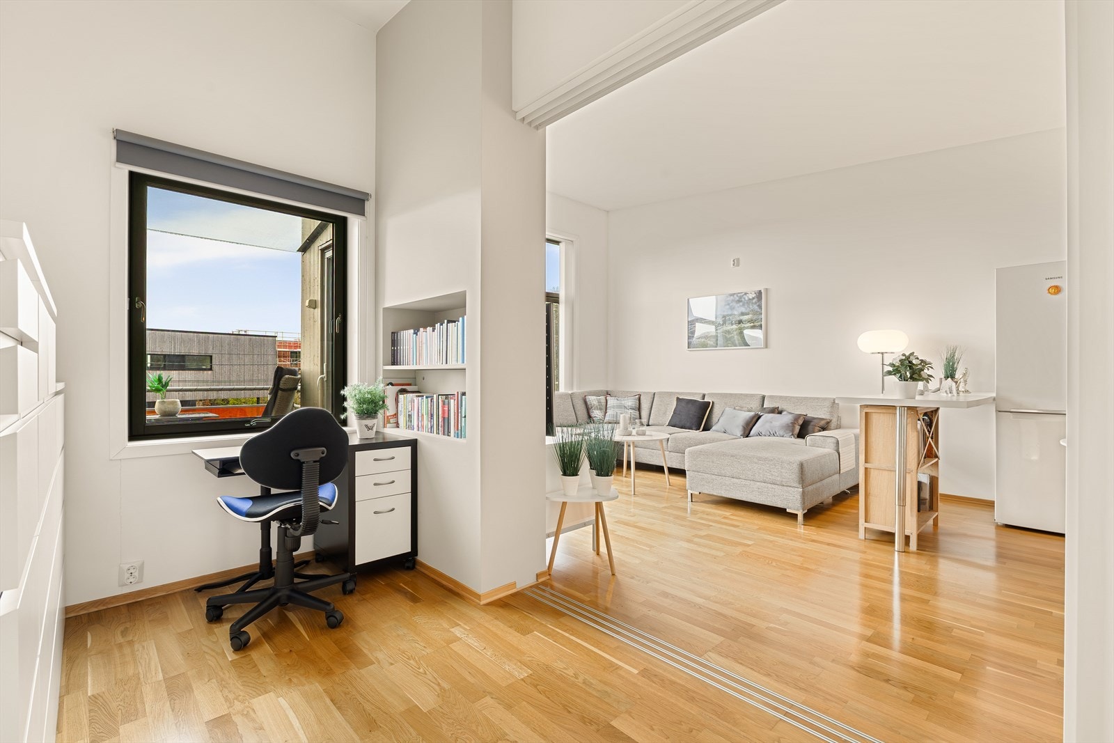 Soverom på 7,7m2 i tilknytning stue-delen. Her kan man fint bruke dette som en forlengelse av stuen eller som soverom om ønskelig. Plassbygde skyvedører Galleribilde
