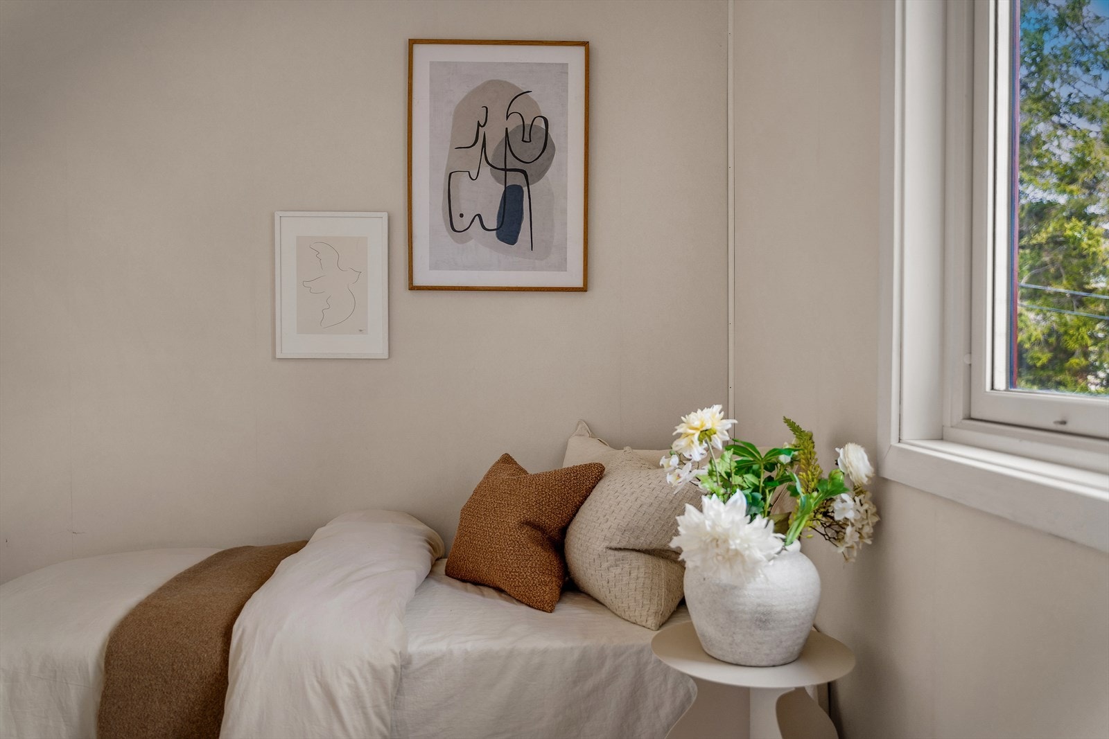 Lyse og nøytrale fargevalg på overflatene. Galleribilde