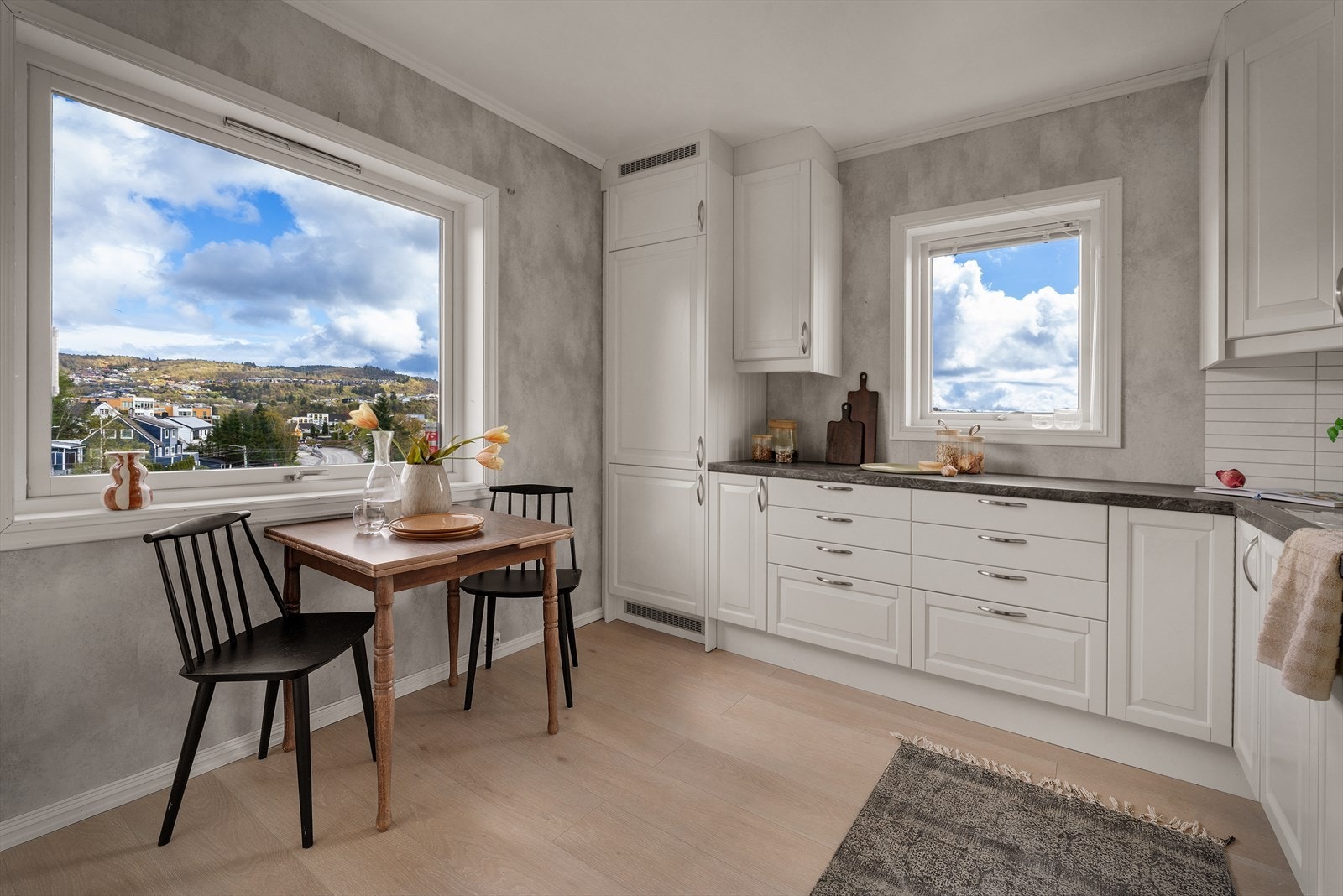 God plass til en hyggelig spiseplass ved vinduet. Galleribilde