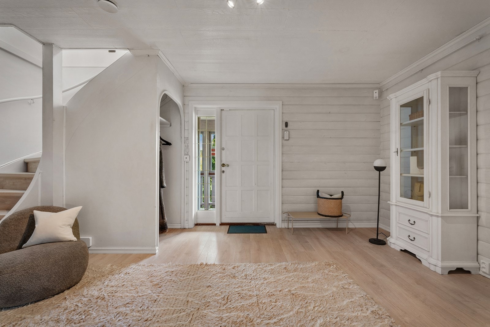 Velkommen inn i boligens hovedetasje, som har en romslig hall med trapp. Galleribilde