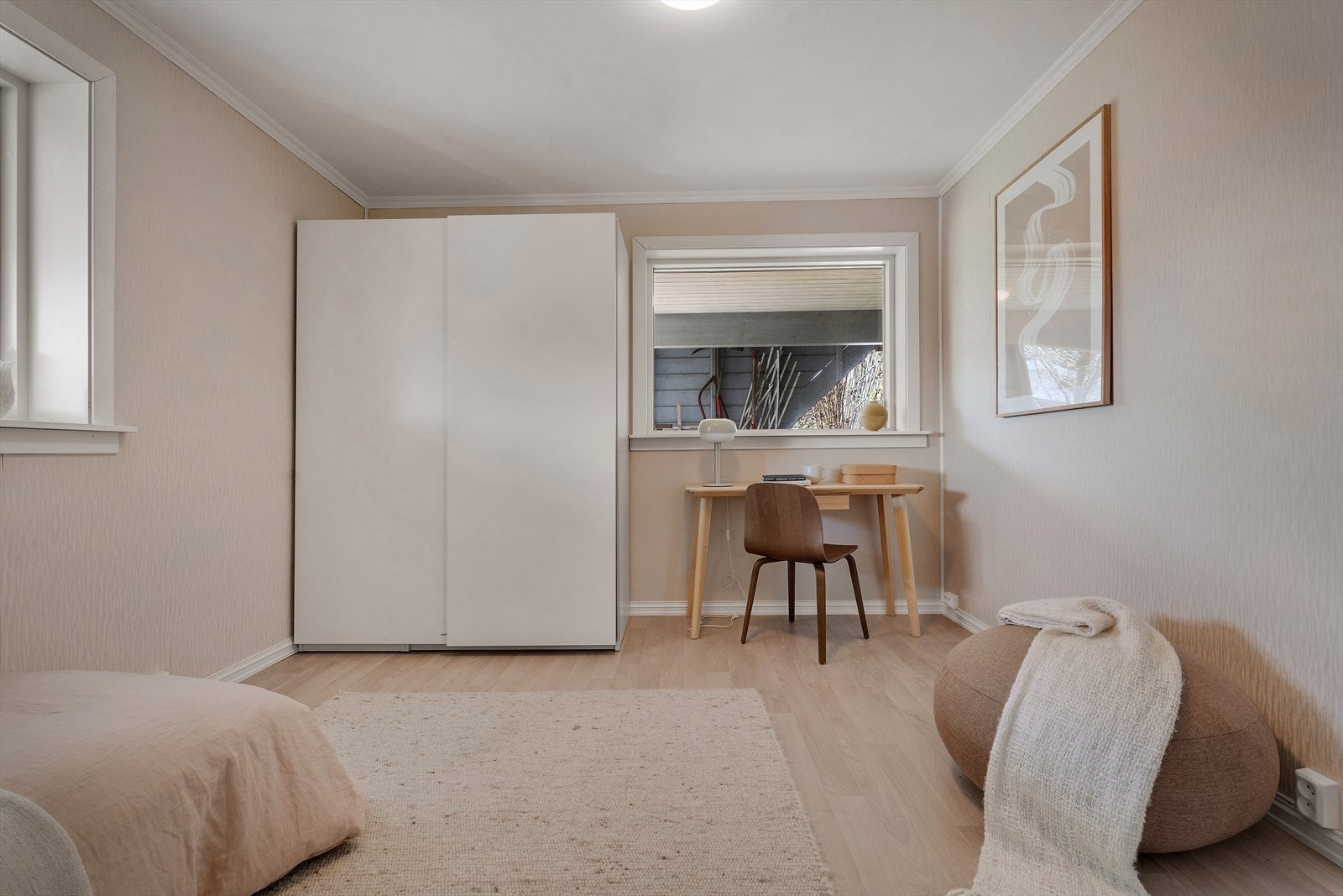 Rommet har også plass til en liten arbeids- eller lesekrok. Galleribilde