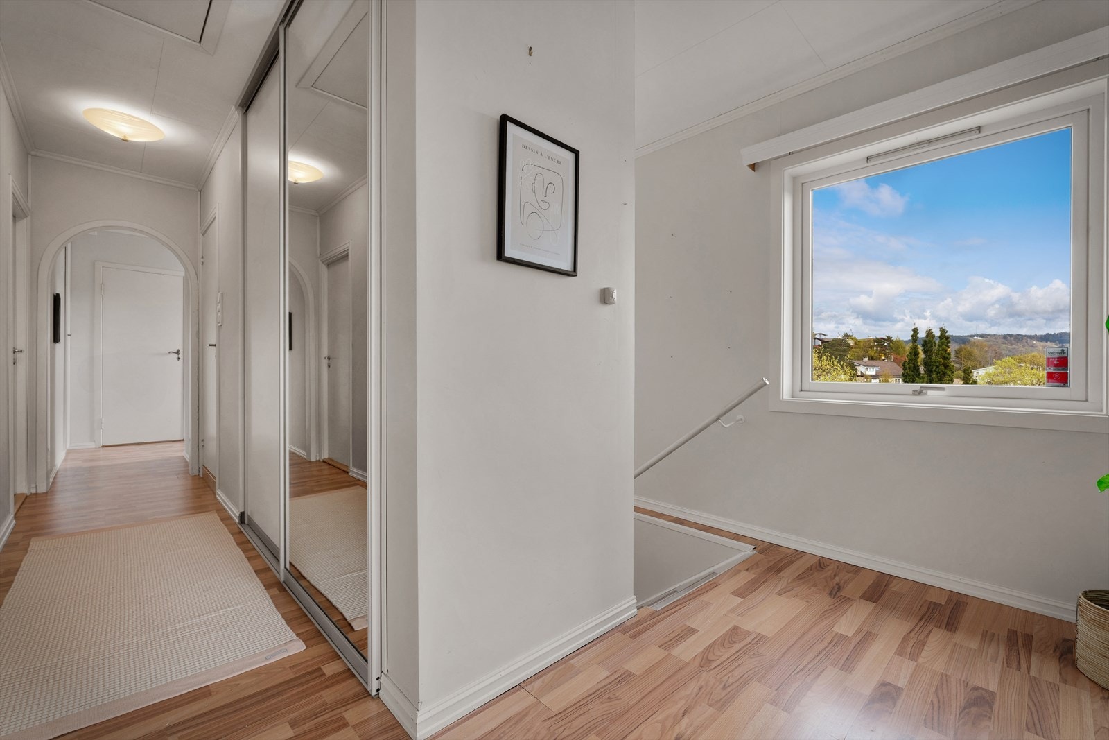 Gang i første etasje med tilgang til soverom og bad. Galleribilde