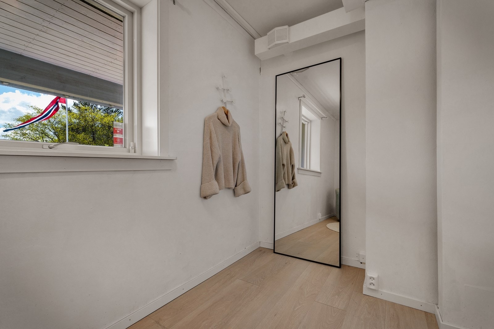 Hallen er romslig og fungerer som et knutepunkt i underetasjen. Galleribilde