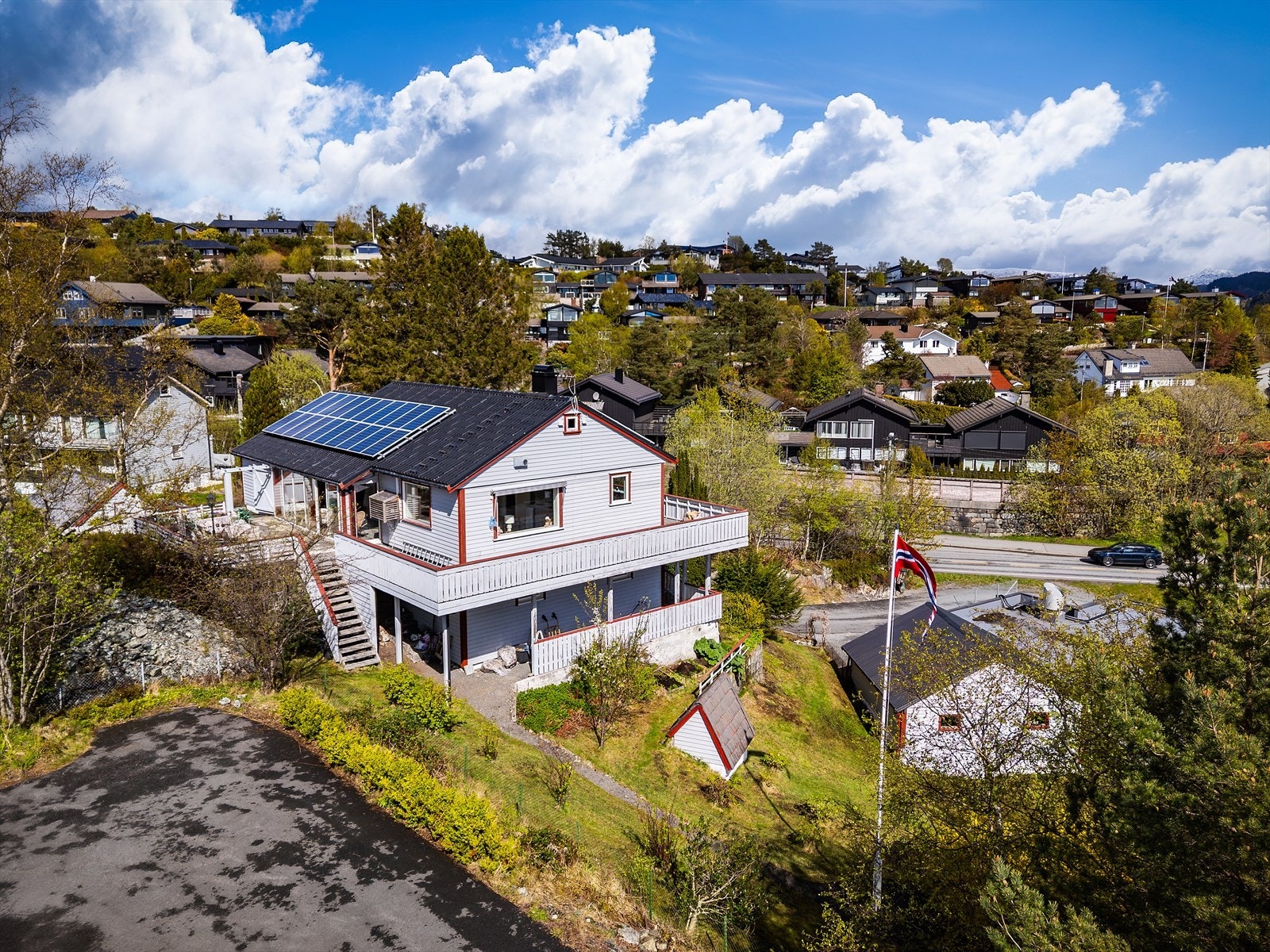 Eiendommen har en stor altan på ca. 60 m² og en innglasset hagestue, som til sammen gir et flott og utvidet uteareal. Galleribilde