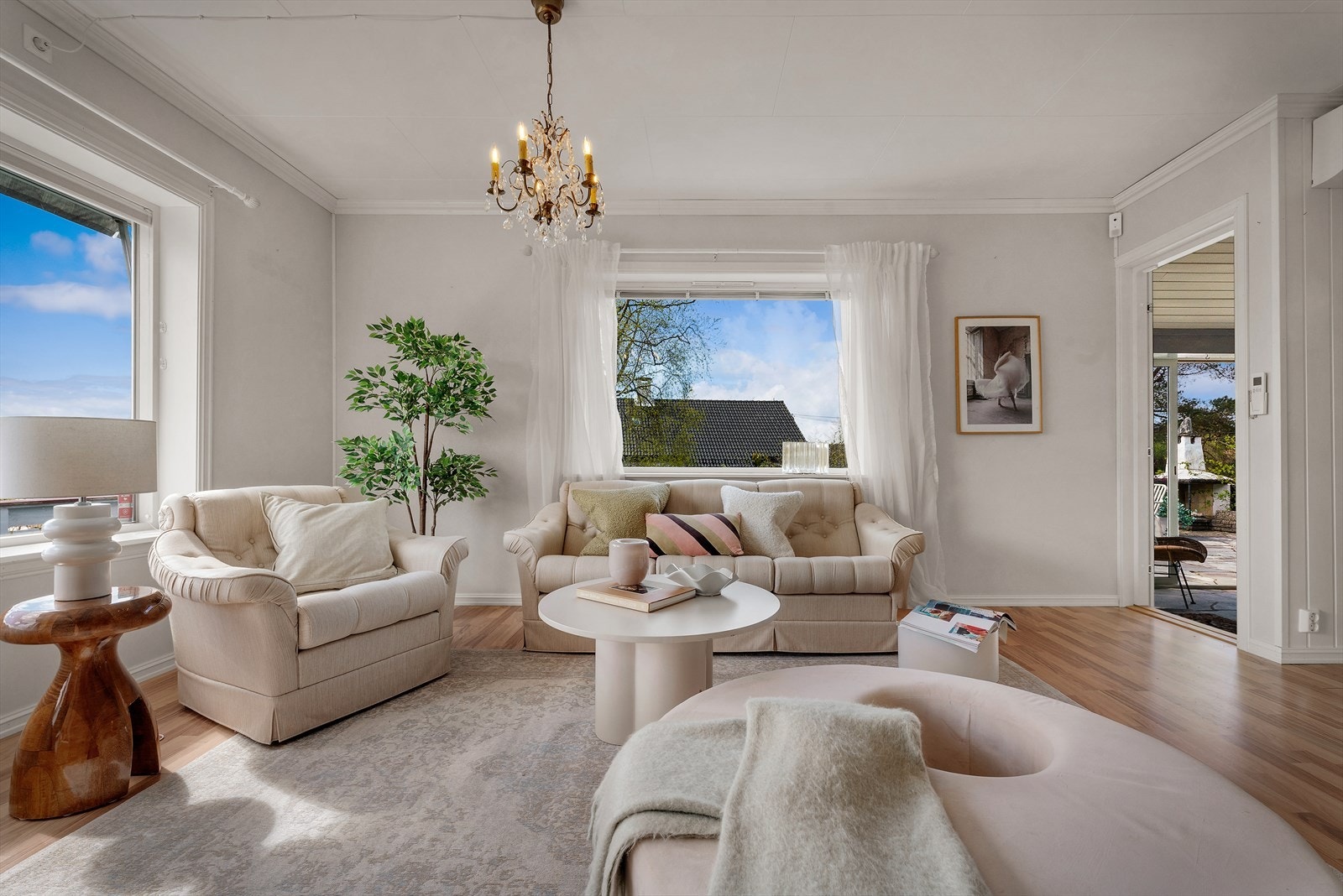 Store vindusflater gir godt med naturlig lys. Galleribilde