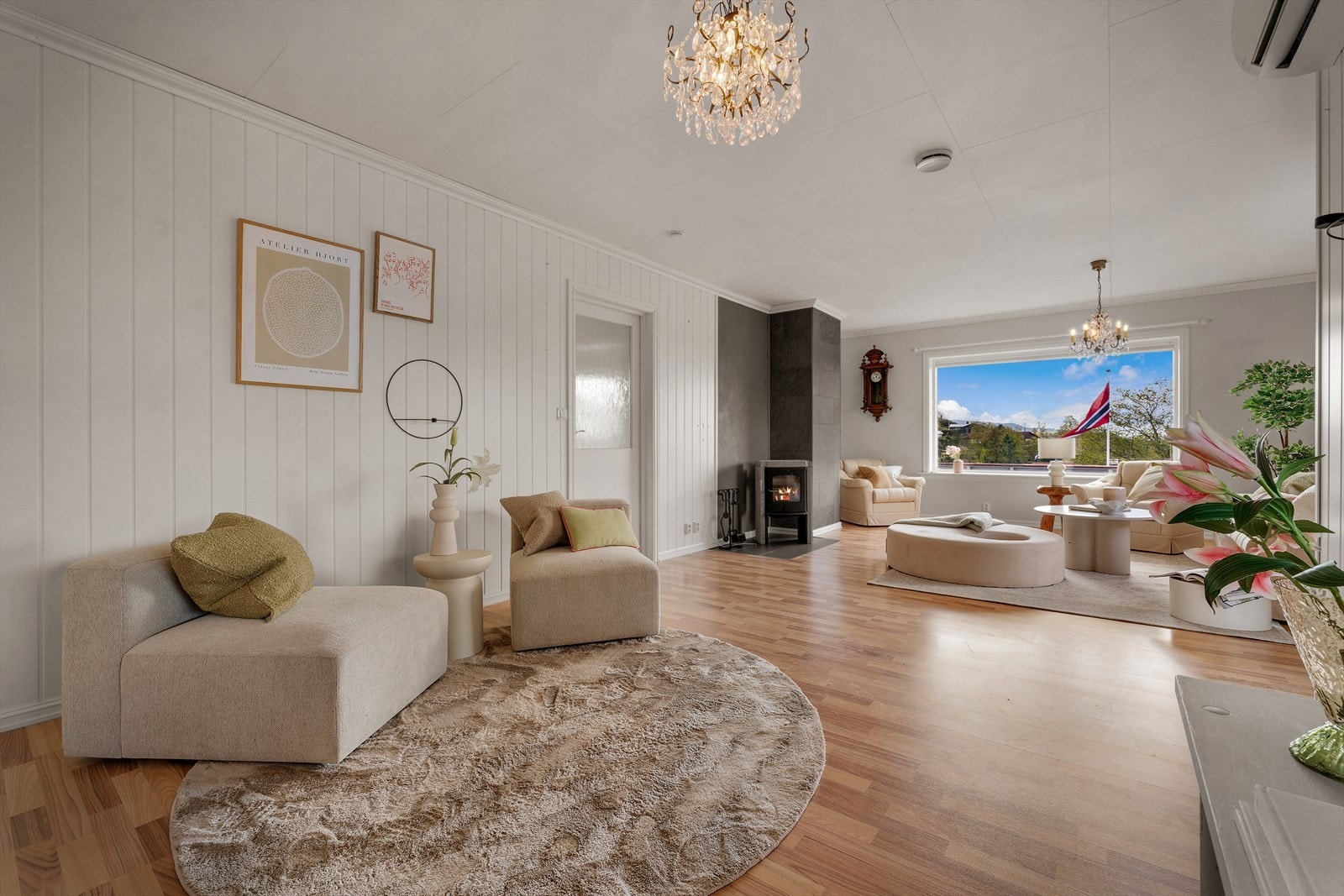 Romslig stue med plass til flere sittegrupper. Galleribilde