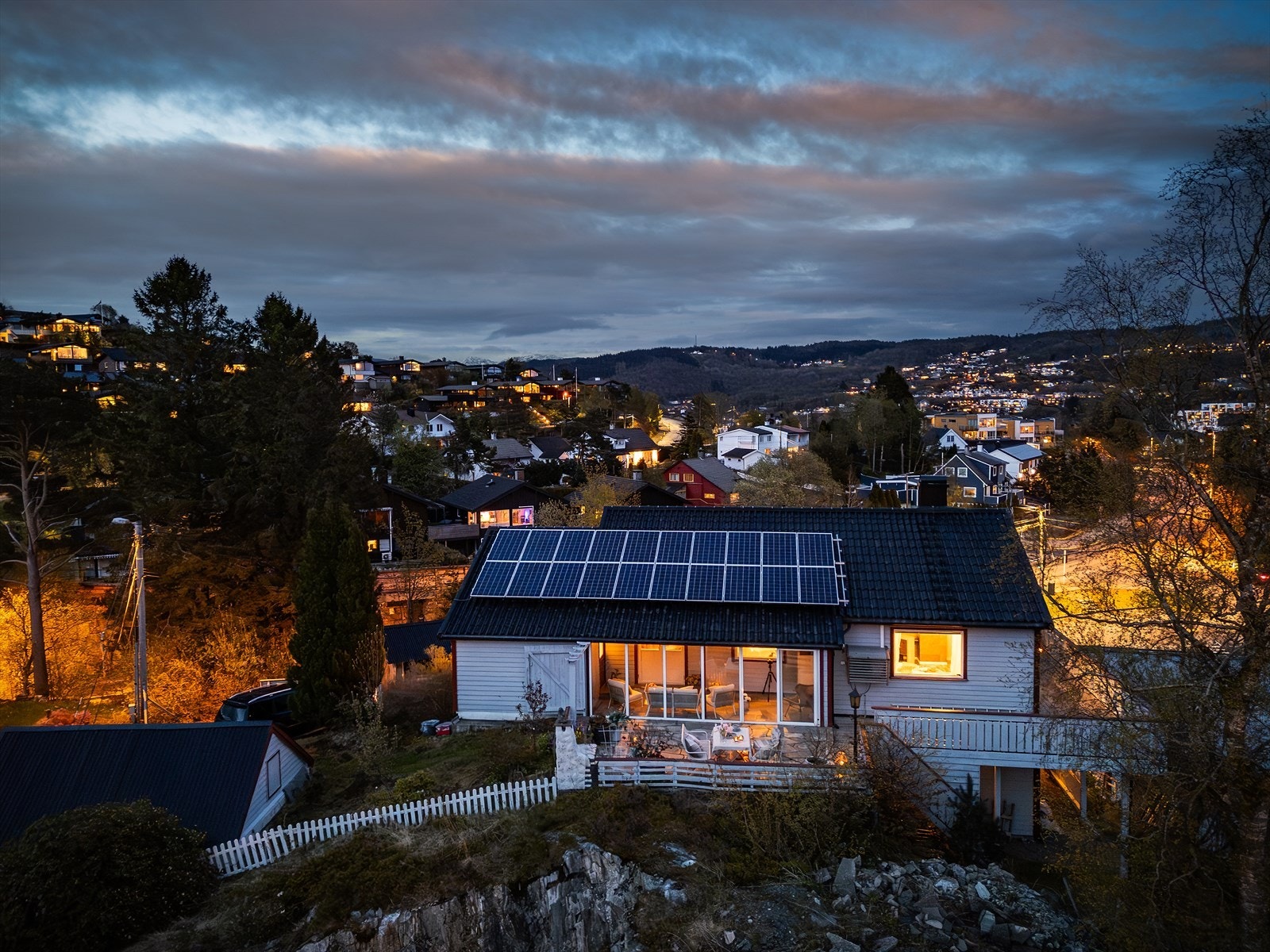 Solcellepanelene er diskret integrert i takflaten. Galleribilde