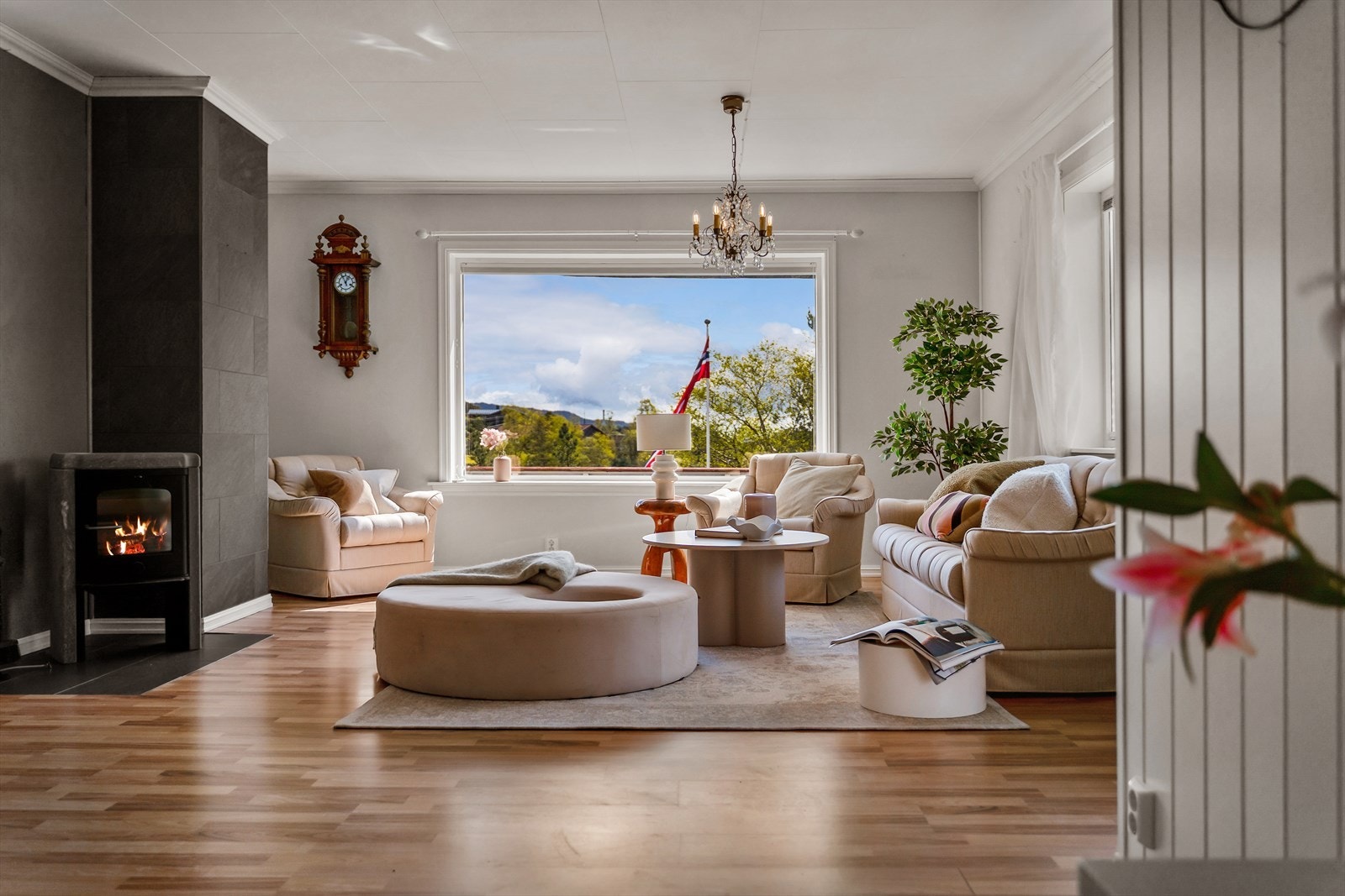 Stuen er boligens samlingspunkt, med god plass for hele familien. Galleribilde