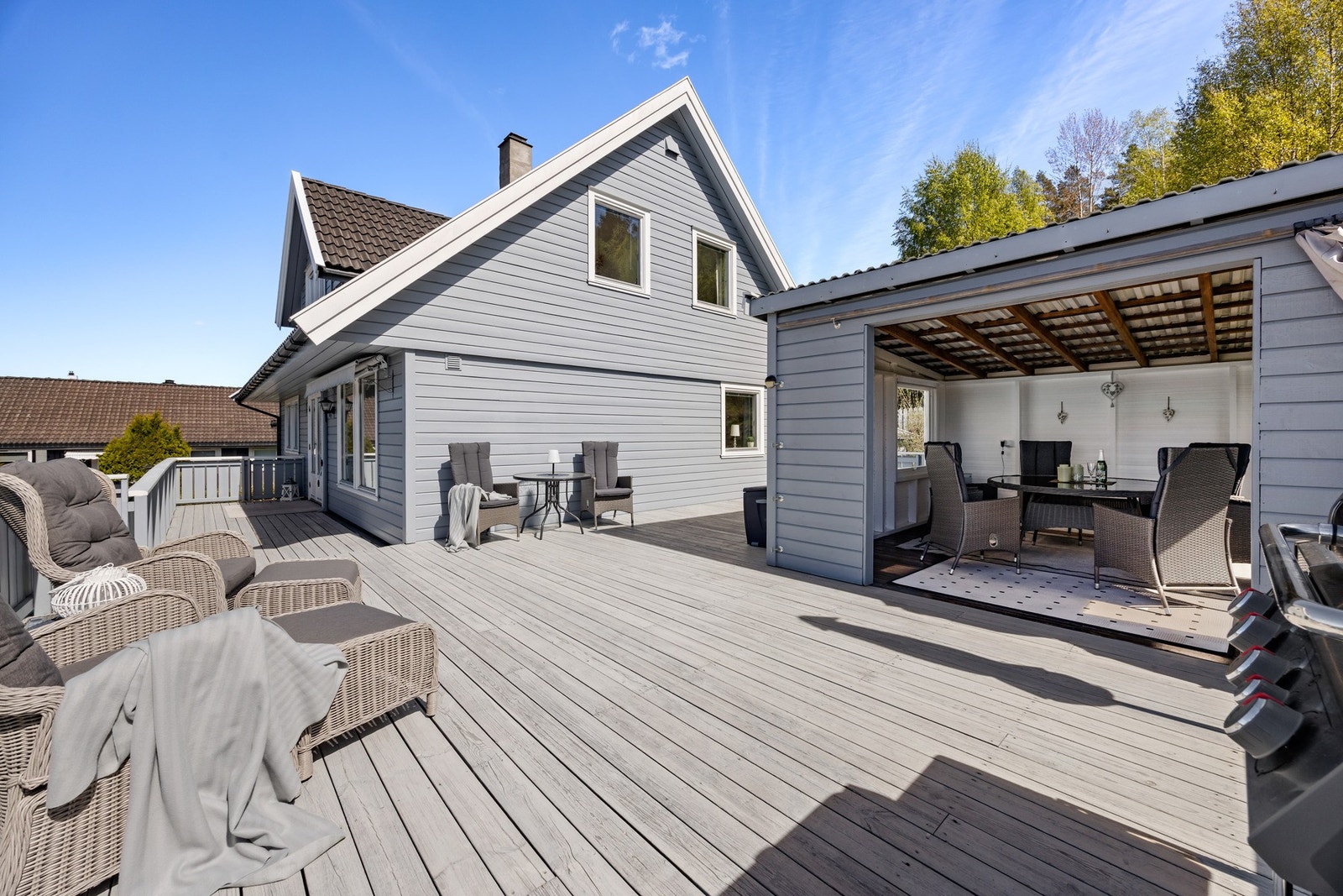 Stor og solrik takterrasse med utestue, hvor du er skjermet for vær og vind. Galleribilde