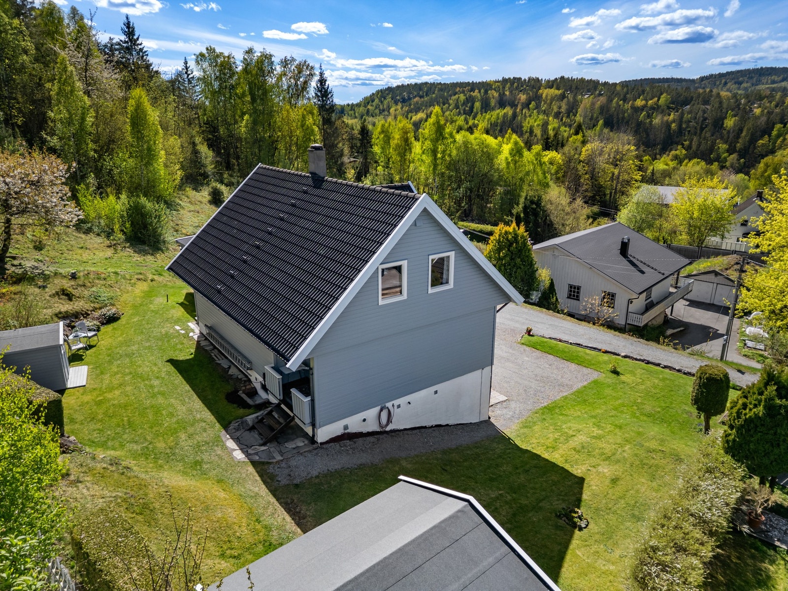 Meget solrik eiendom med fine utearealer egnet for lek og moro. Galleribilde