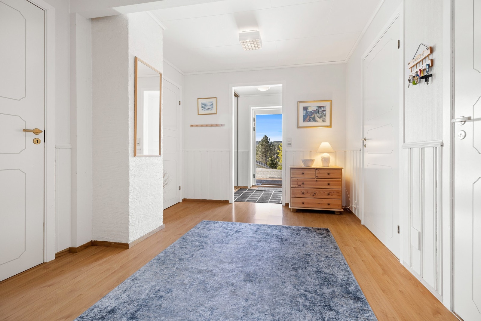 Boligen har et hyggelig inngangsparti med vindfang og hall. Galleribilde