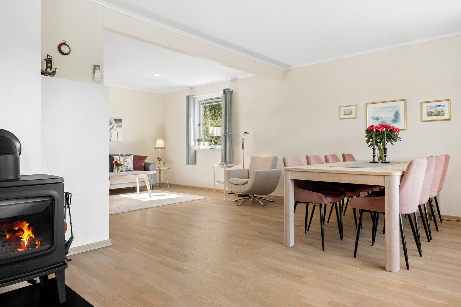 Det er godt med gulvplass, her kan det dekkes langbord til hele storfamilien. Galleribilde