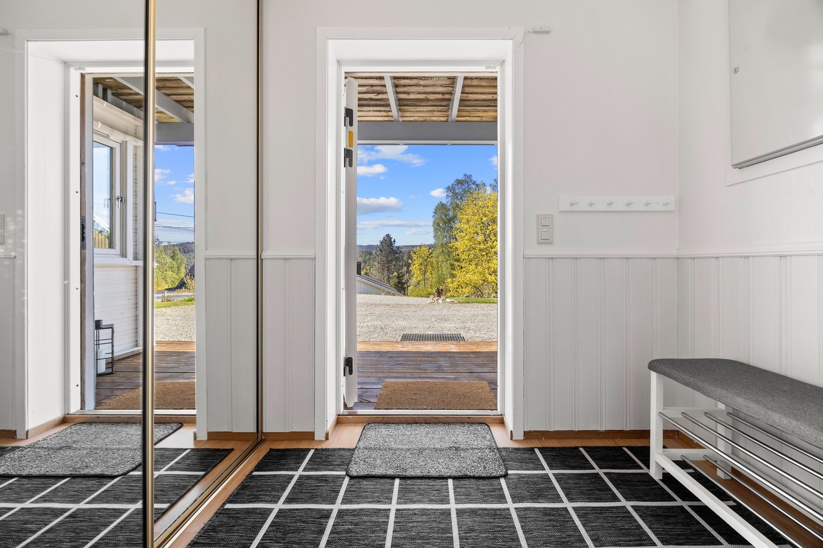 Praktisk vindfang med skapinnredning. Galleribilde