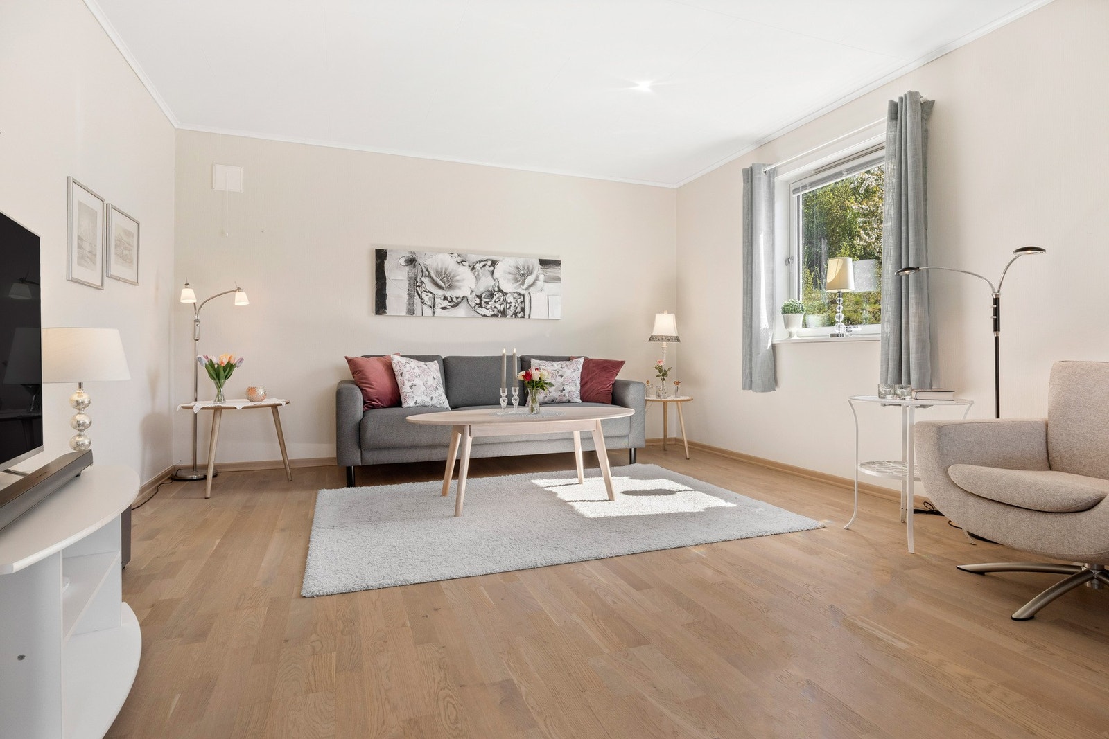 Stuen har fin inndeling med en egnet krok for sofagruppe og plassering av TV. Galleribilde