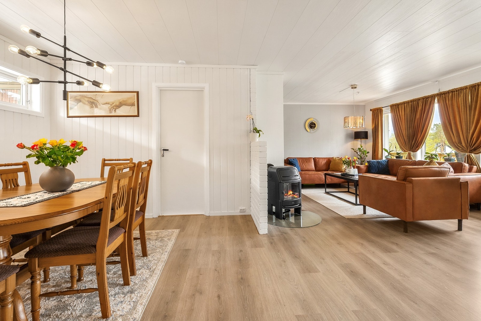 Oppvarming via elektrisitet, varmepumpe og vedfyring. Galleribilde