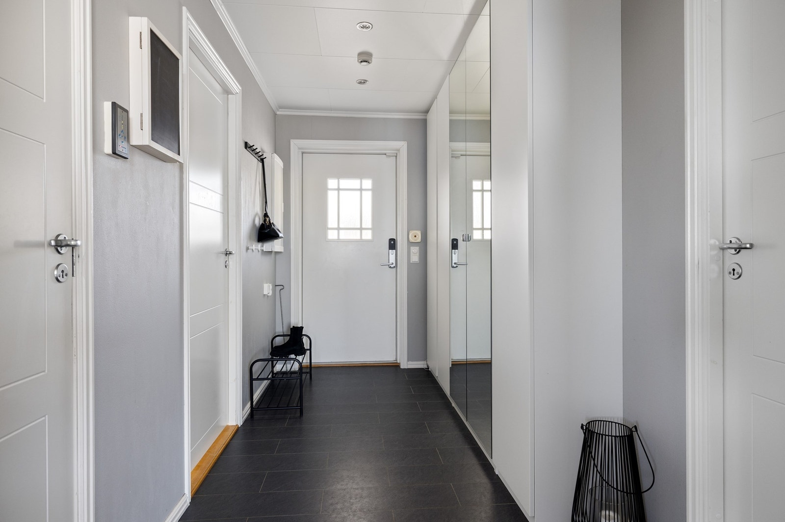 Innbydende gang med garderobeskap Galleribilde