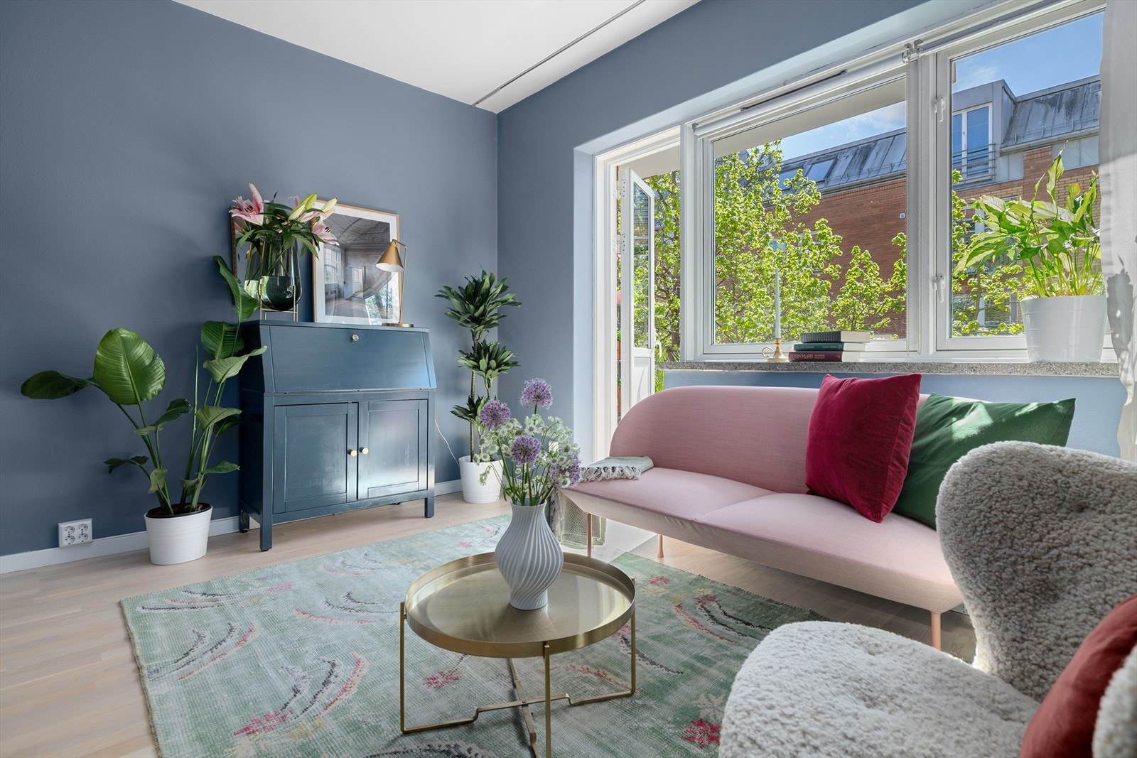 De store vindusflatene gir rikelig med naturlig lysinnslipp. Galleribilde