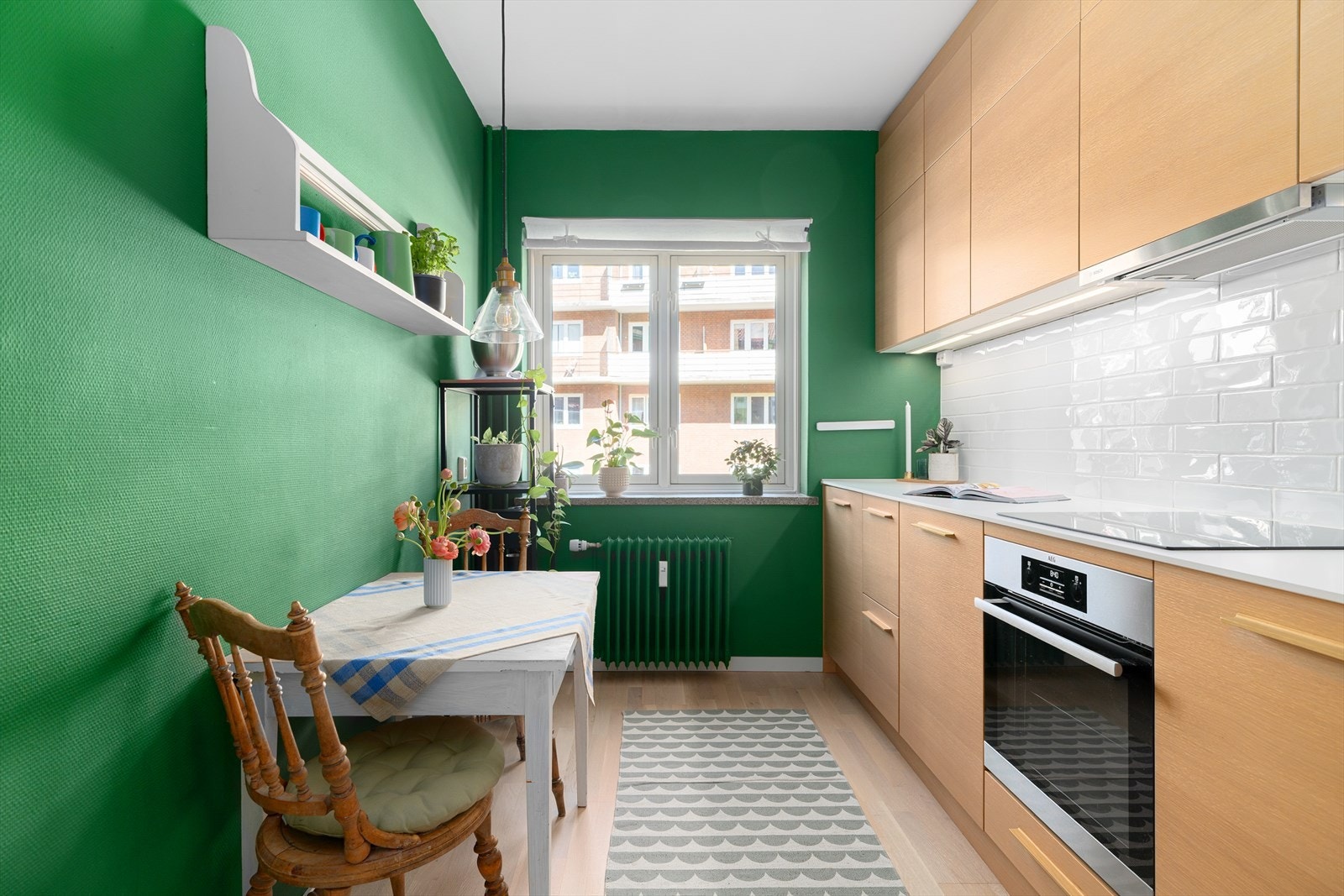 Innredningen består av flotte fronter i eikefinér og benkeplate i laminat. Galleribilde