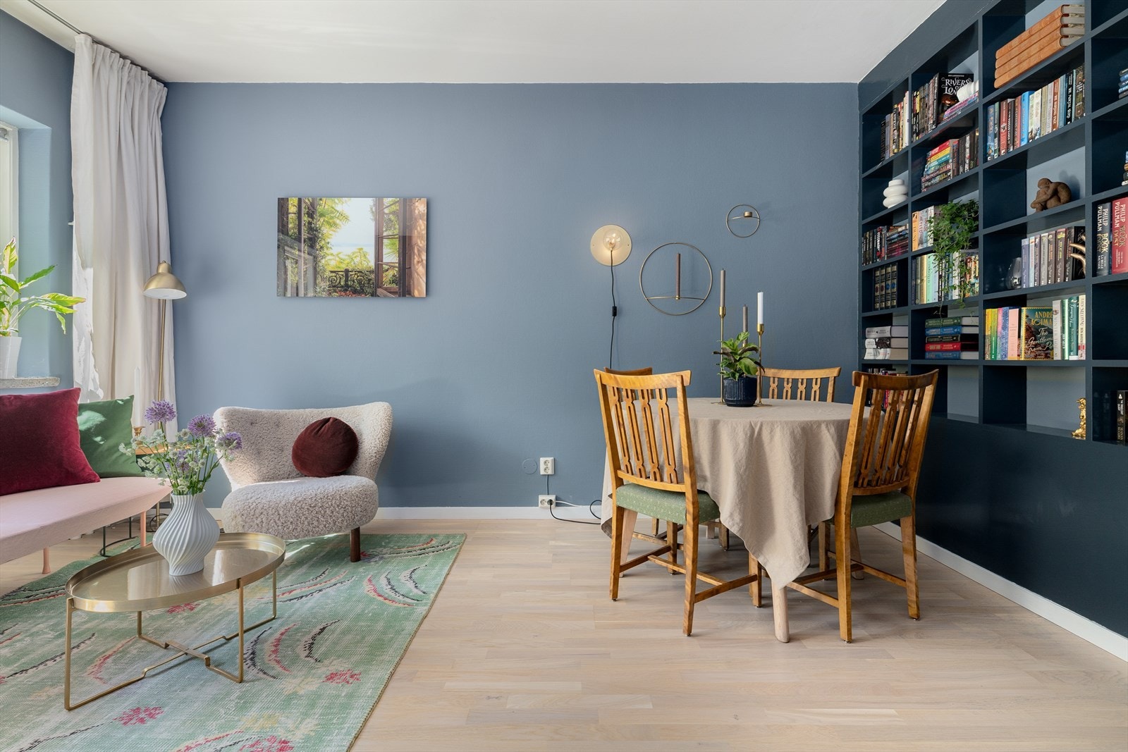 Leiligheten er godt tilpasset sosialt liv, og gir plass til både en sofa- og TV-krok i tillegg til en koselig spisegruppe. Galleribilde