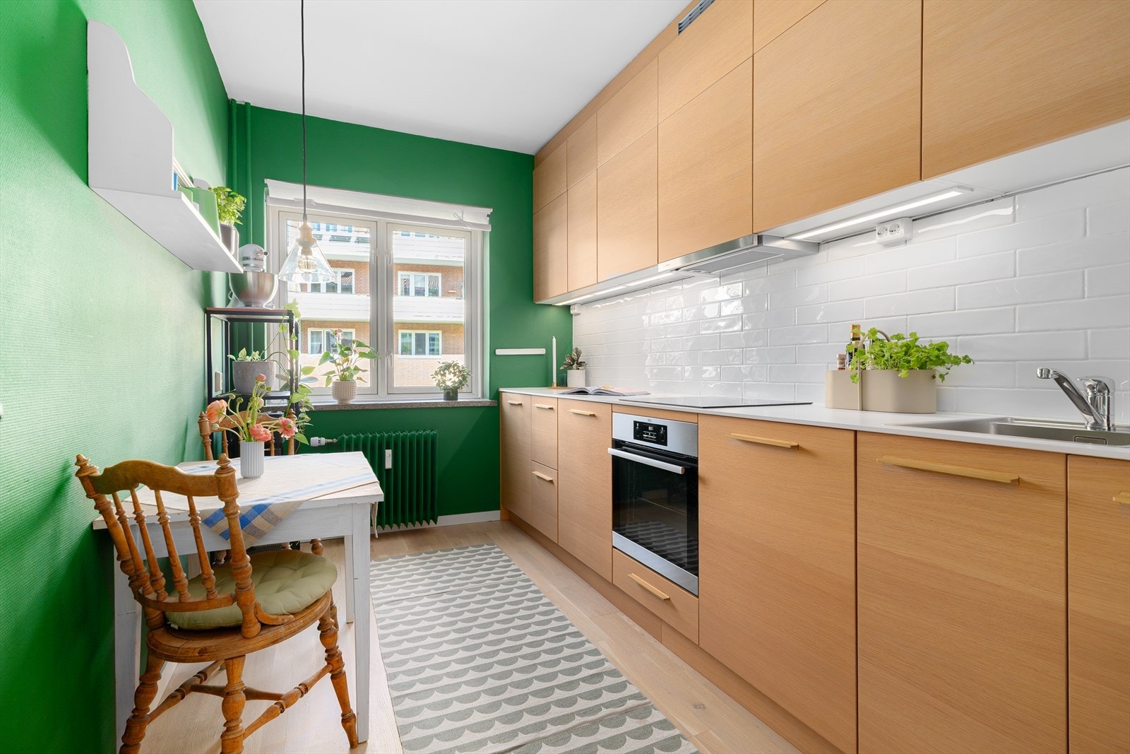 Det separate kjøkkenet ble oppgradert i 2019, hvor det ble satt inn ny innredning fra KVIK. Galleribilde