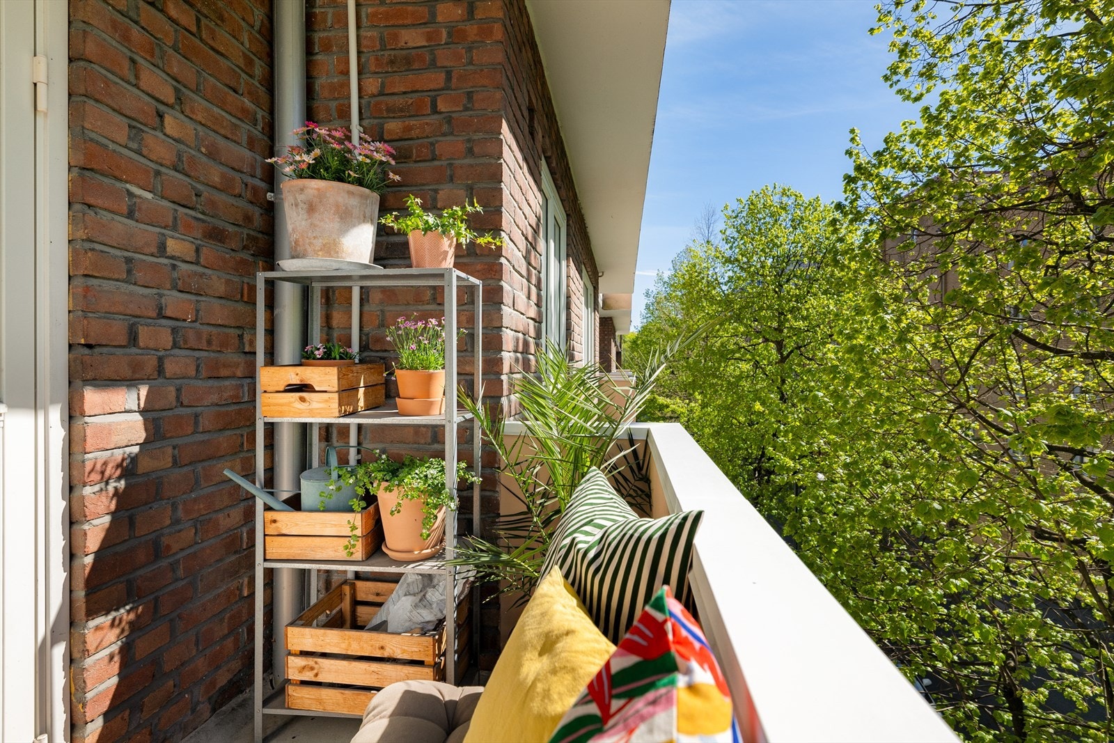 Med store vinduer, smart planløsning og en rolig beliggenhet mot bakgården, er dette et hjem du vil trives i. Galleribilde