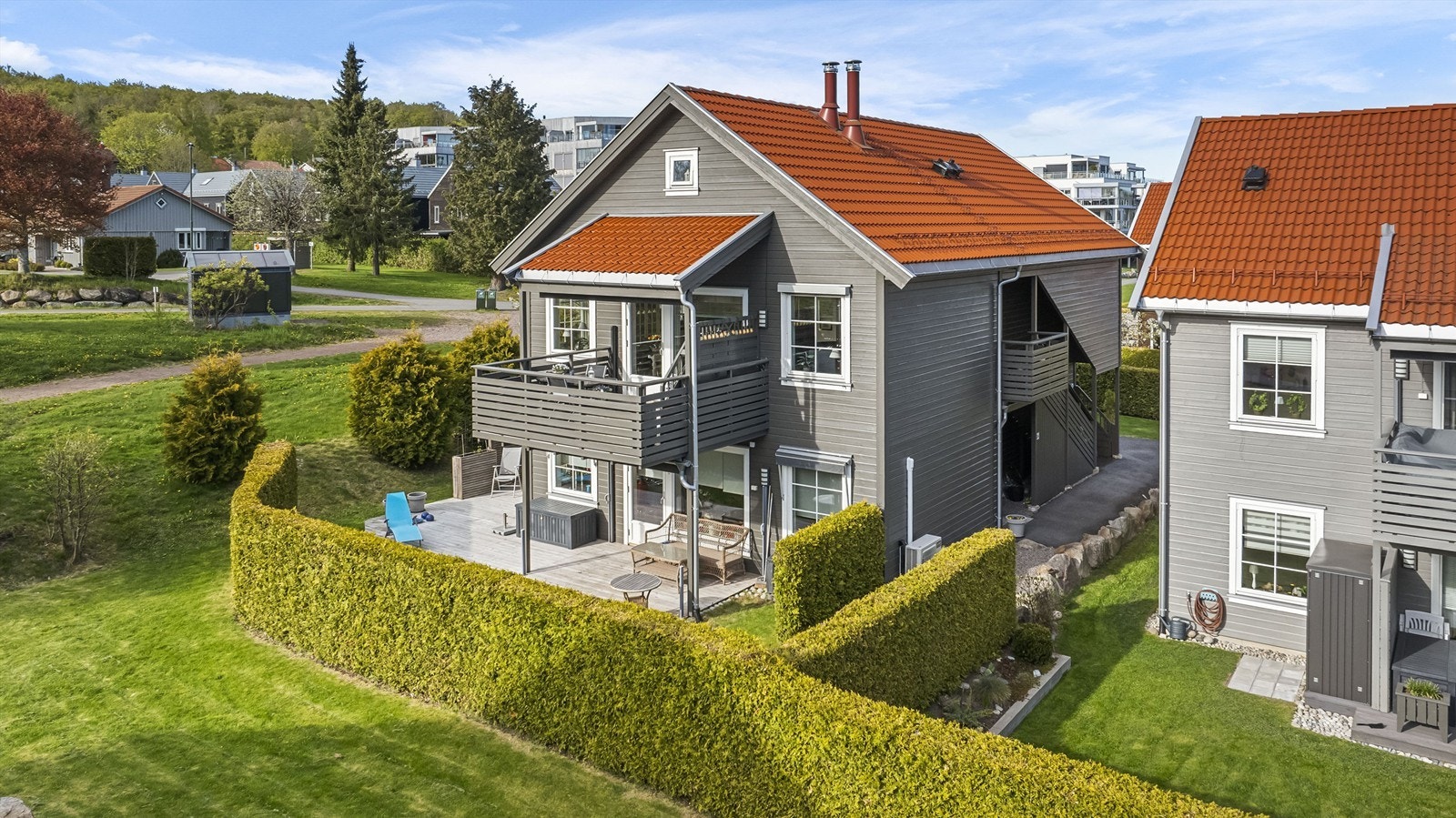 Leilighet beliggende i et populært og barnevennlig område i Stokke. Kort vei til barnehage, barneskole og ungdomsskole samt flotte turstier i Bokemoa. Galleribilde