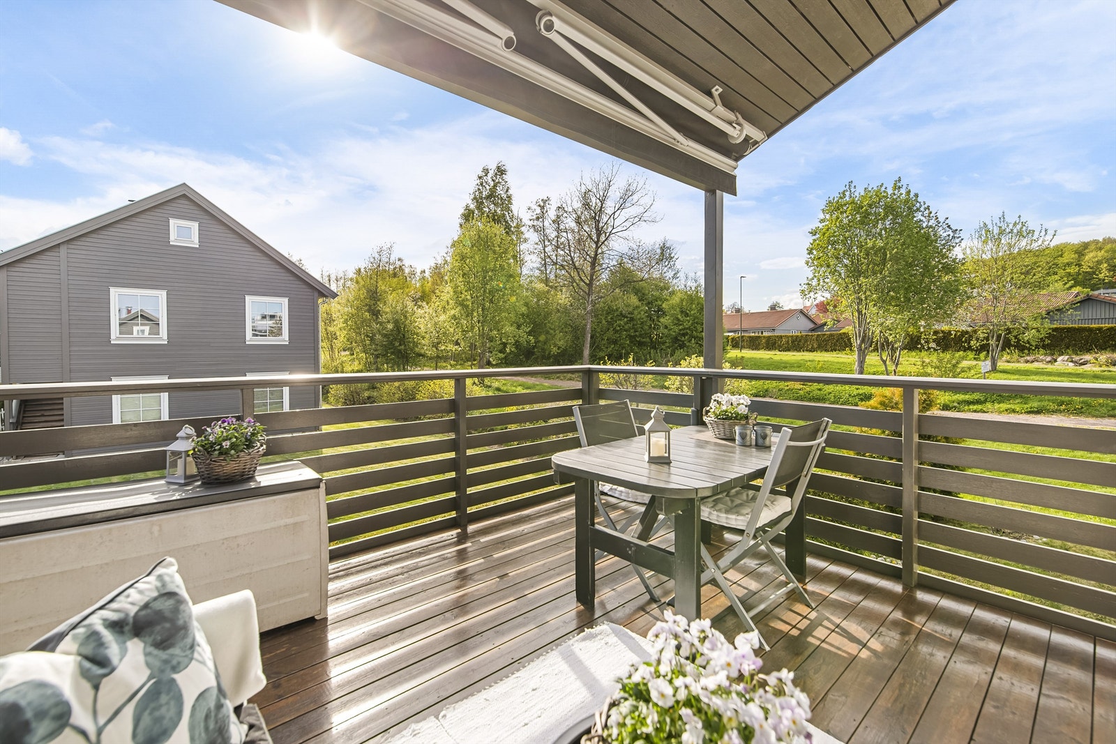 Den romslige terrassen byr på gode solforhold og hyggelige uteområder - perfekt for rolige morgener, sosiale sammenkomster eller lange sommerkvelder Galleribilde