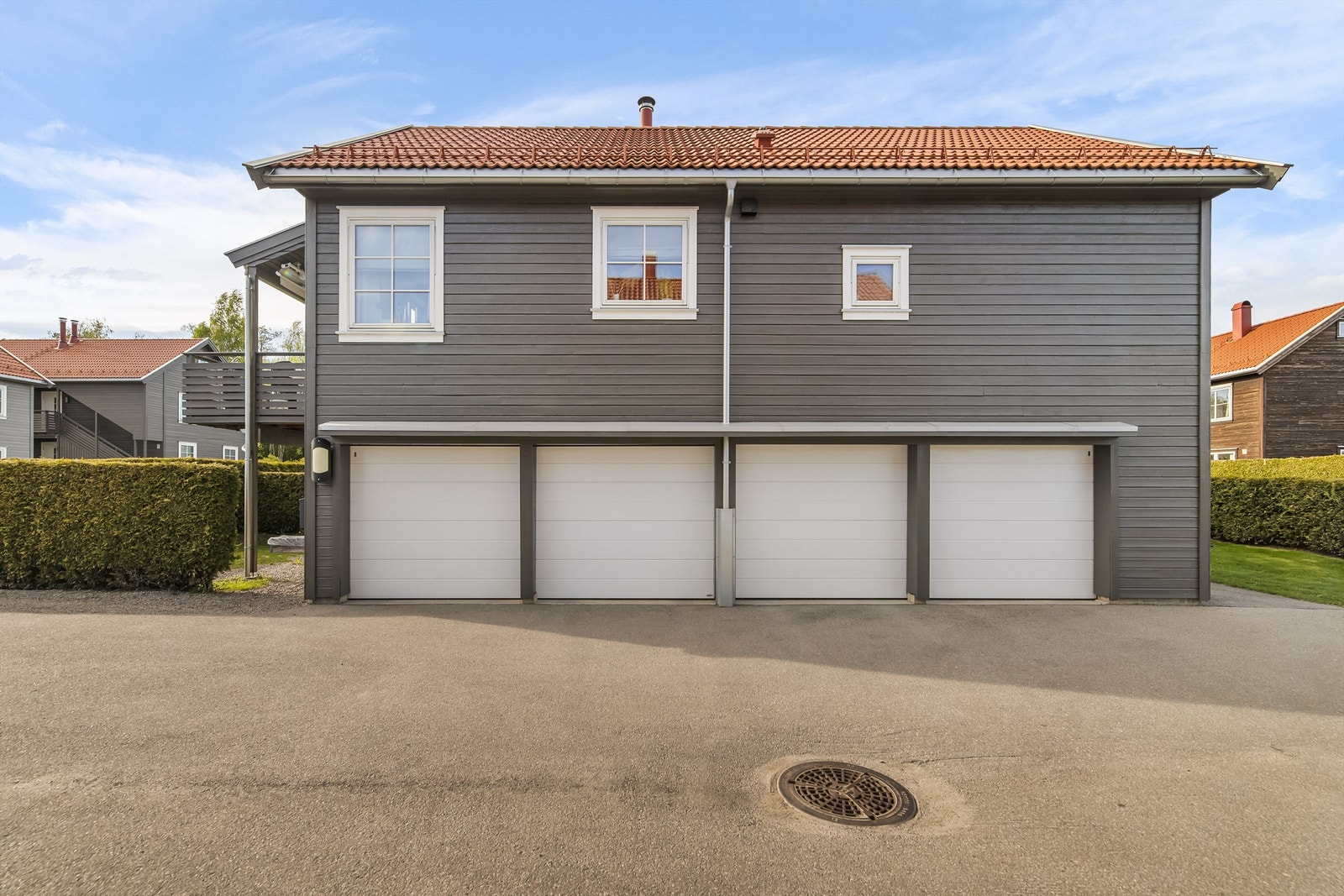 Boligen disponerer én parkeringsplass i felles garasjebygning. Det er elektrisk portåpner på garasjeport, og fra garasje har du direkte adkomst til bod. Galleribilde