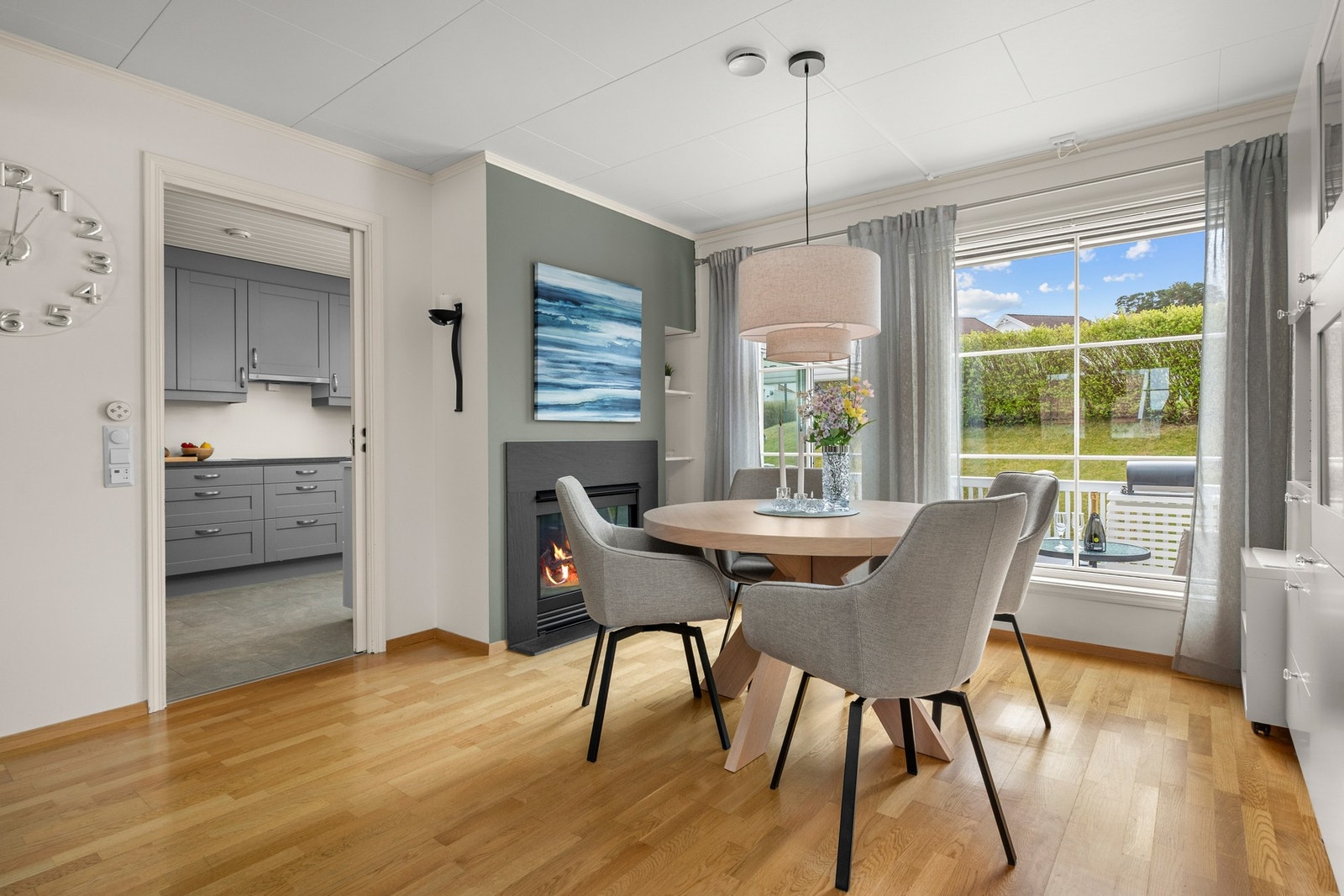 I stuen er det gasspeis, i tillegg er det varmepumpe og balansert ventilasjon i boligen. Galleribilde