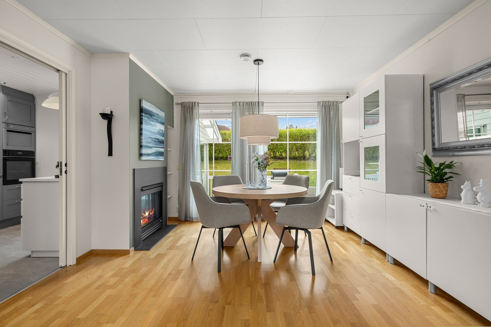 Videre inn er det god plass til en spisestue - med store vindusflater som slipper inn rikelig med naturlig lys Galleribilde