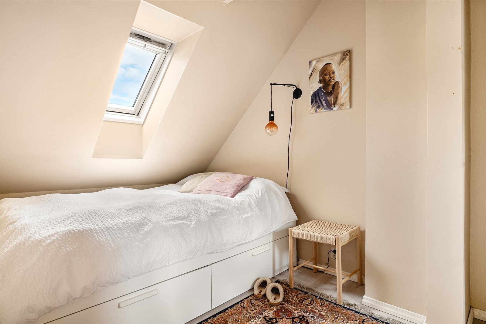 Soverommet har praktisk størrelse og utforming. Rom for å innrede med dobbeltseng og nattbord. Velux vindu har lufteventil, i tillegg til at det kan åpnes fullt opp for gode luftemuligheter på soverommet. Galleribilde