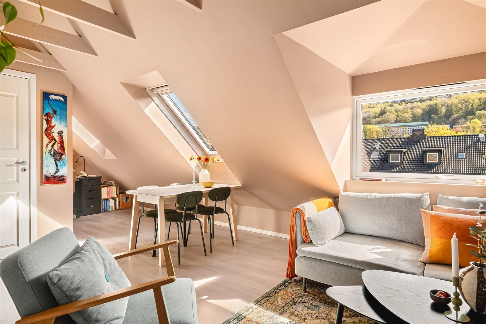 Størrelse og utforming på rommet gir naturlige soner for både sofagruppe og spisebord. Karnapp ved sofa gjør at stue oppleves større, lysere og mer praktisk. Galleribilde