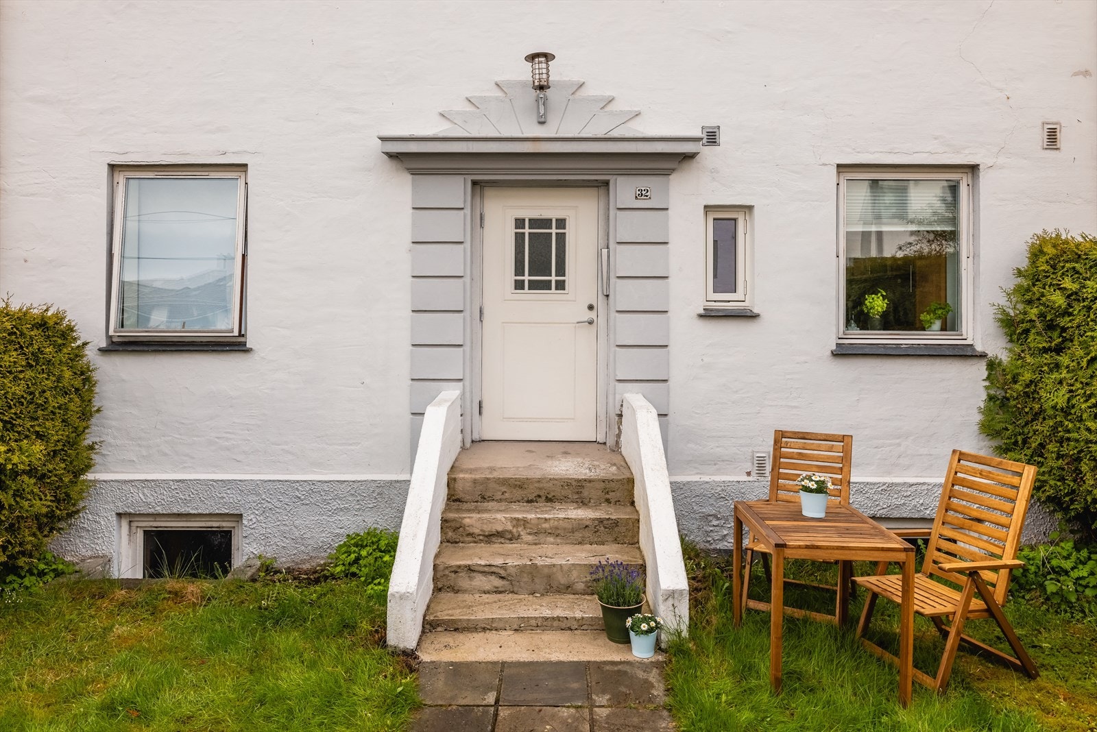 Meget hyggelig førsteinntrykk med grøntområder og pent inngangsparti. Leiligheten har 2 parkeringsplasser på baksiden av bygget. Galleribilde