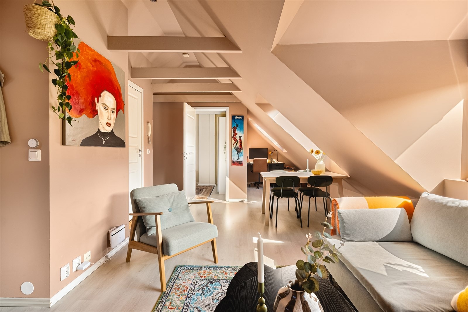 Bjelkene gir et sjarmerende preg til rommet. Ved siden av soverom, er det en utrolig smart "alkove", der selger har innredet med hjemmekontor. Galleribilde