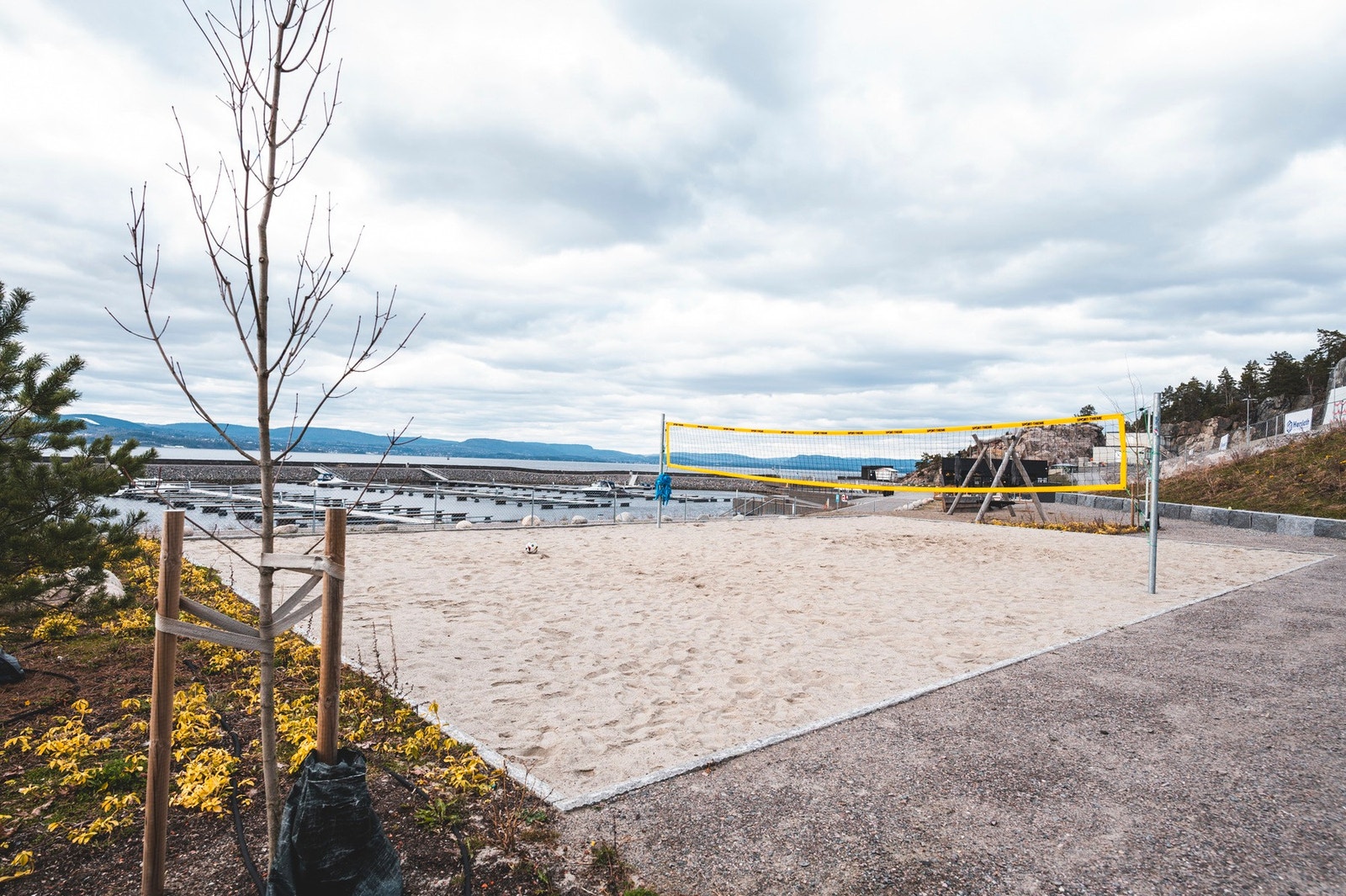 Spro Havn utvikles til et sosialt hjem og møteplass med hyggelig uteservering, restaurant, en plass til både lek- og treningspark, samt en flott sandvolleyballbane Galleribilde
