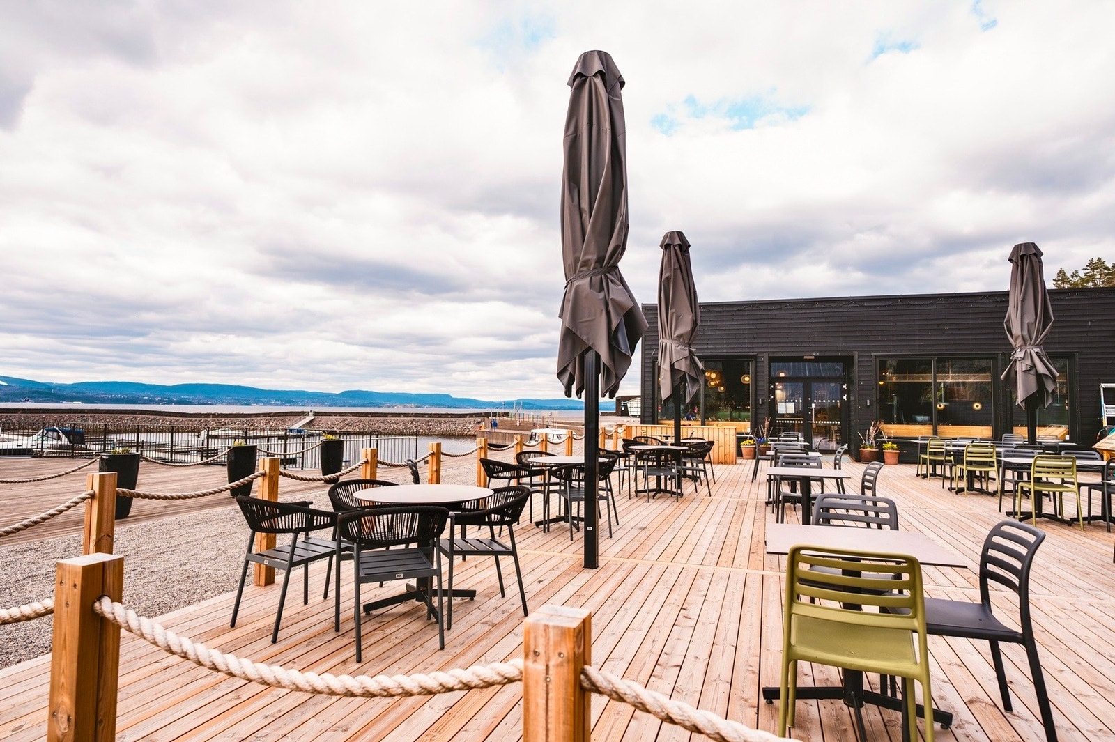Spro Havn har et flott havneområde med restaurant, grøntarealer, strand, brygge, molo, stupetårn og båtplasser, noe som gir gode muligheter for bading, rekreasjon og maritime aktiviteter Galleribilde