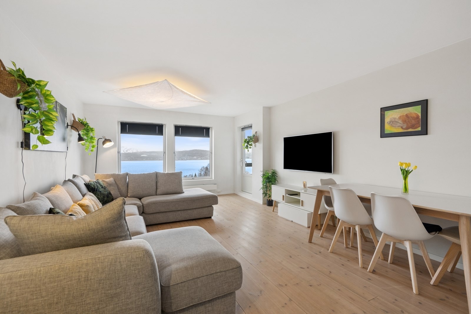 Stuen er lys og fin med malte slette flater og god utsikt. Utgang til innglasset balkong Galleribilde