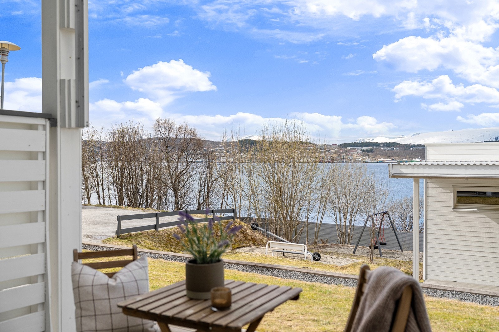 Vestvendt leilighet over 2 plan med med gode sol- og utsiktsforhold. Galleribilde