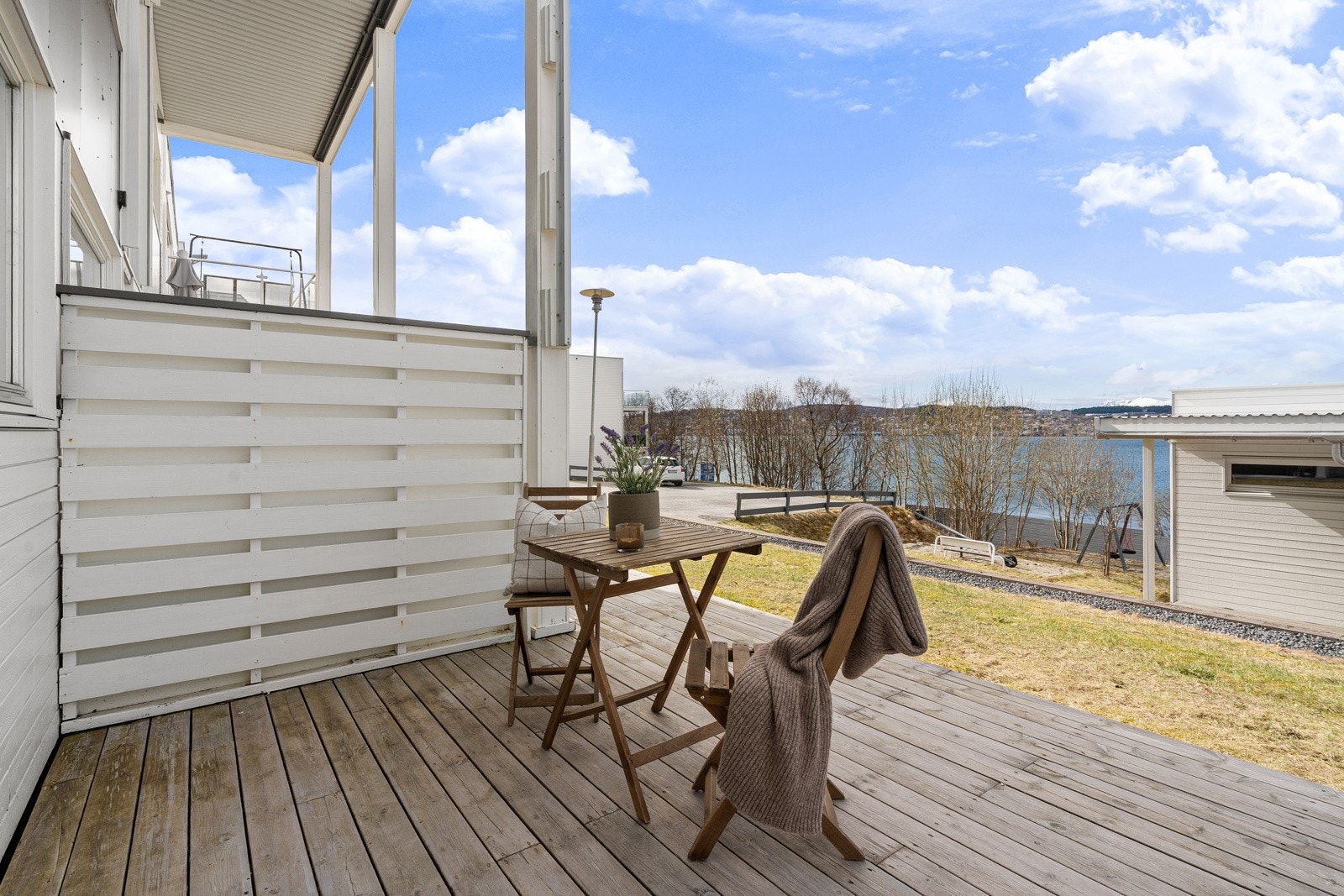 Fra stuen er det utgang til vestvendt veranda. Galleribilde