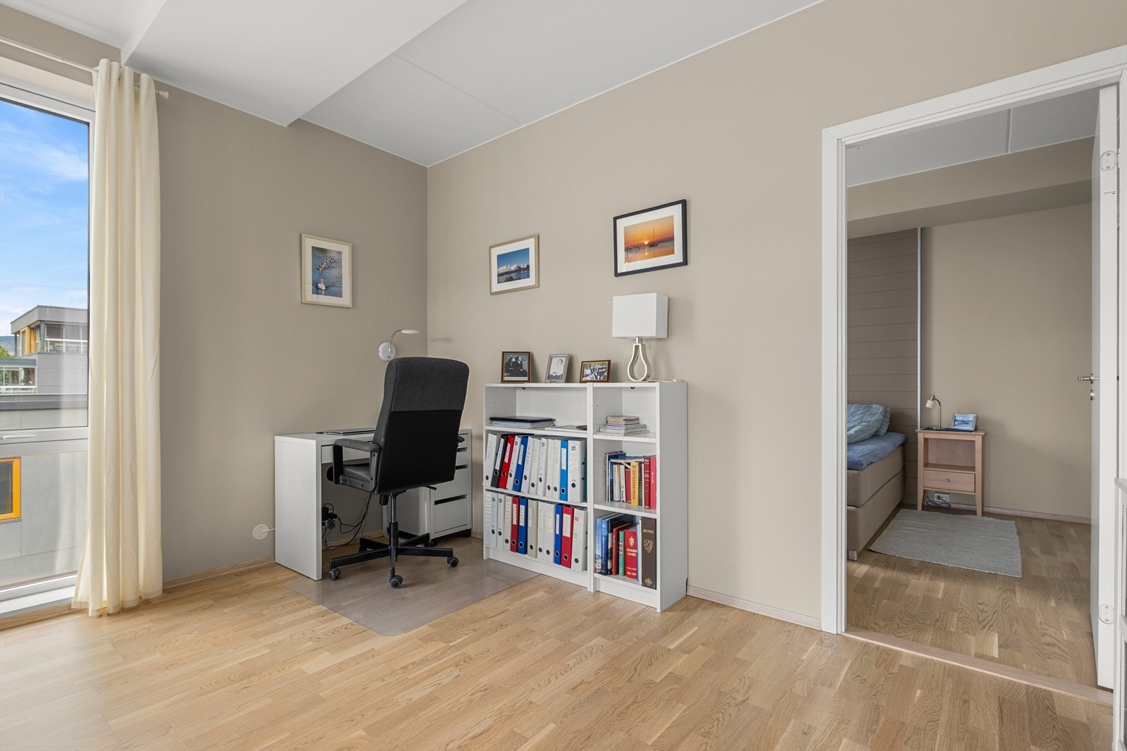 På stuen har du også god plass til skrivebord/kontor Galleribilde