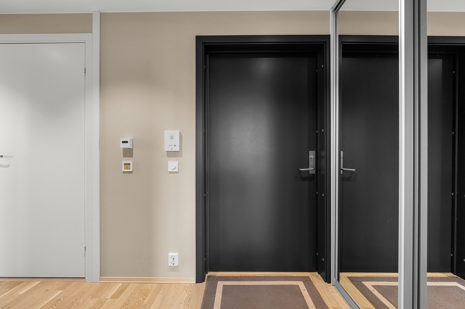 Entré med praktisk skyvedørsgarderobe Galleribilde