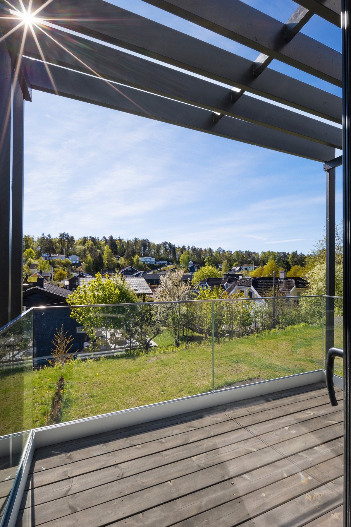 Sydøstvendt veranda med tilgang fra spisestuen. Her er det sol fra tidlig morgen og videre utover formiddagen. Galleribilde
