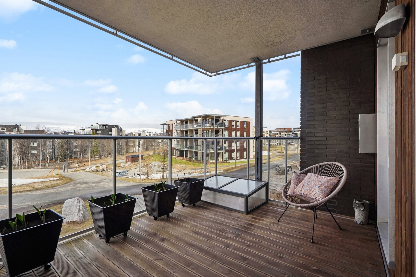Overbygd veranda, der ettermiddagskaffen kan nytes i solrike omgivelser. Galleribilde