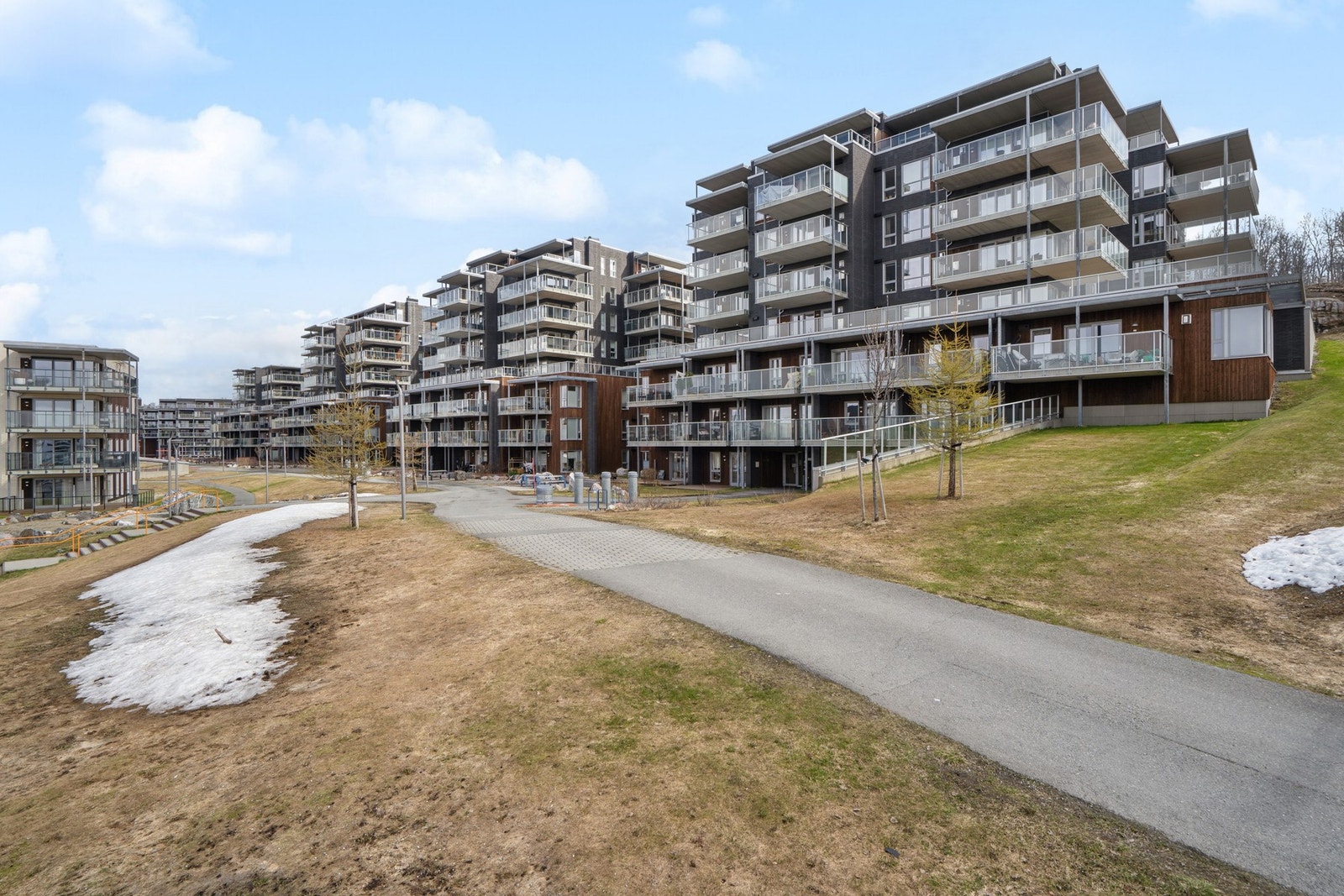 Leiligheten ligger fint til i 2 etasje. Galleribilde