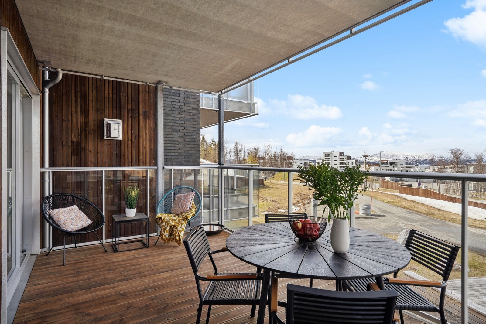 Gode sol- og utsiktsforhold, som best nytes fra en av leilighetens to balkonger. Galleribilde