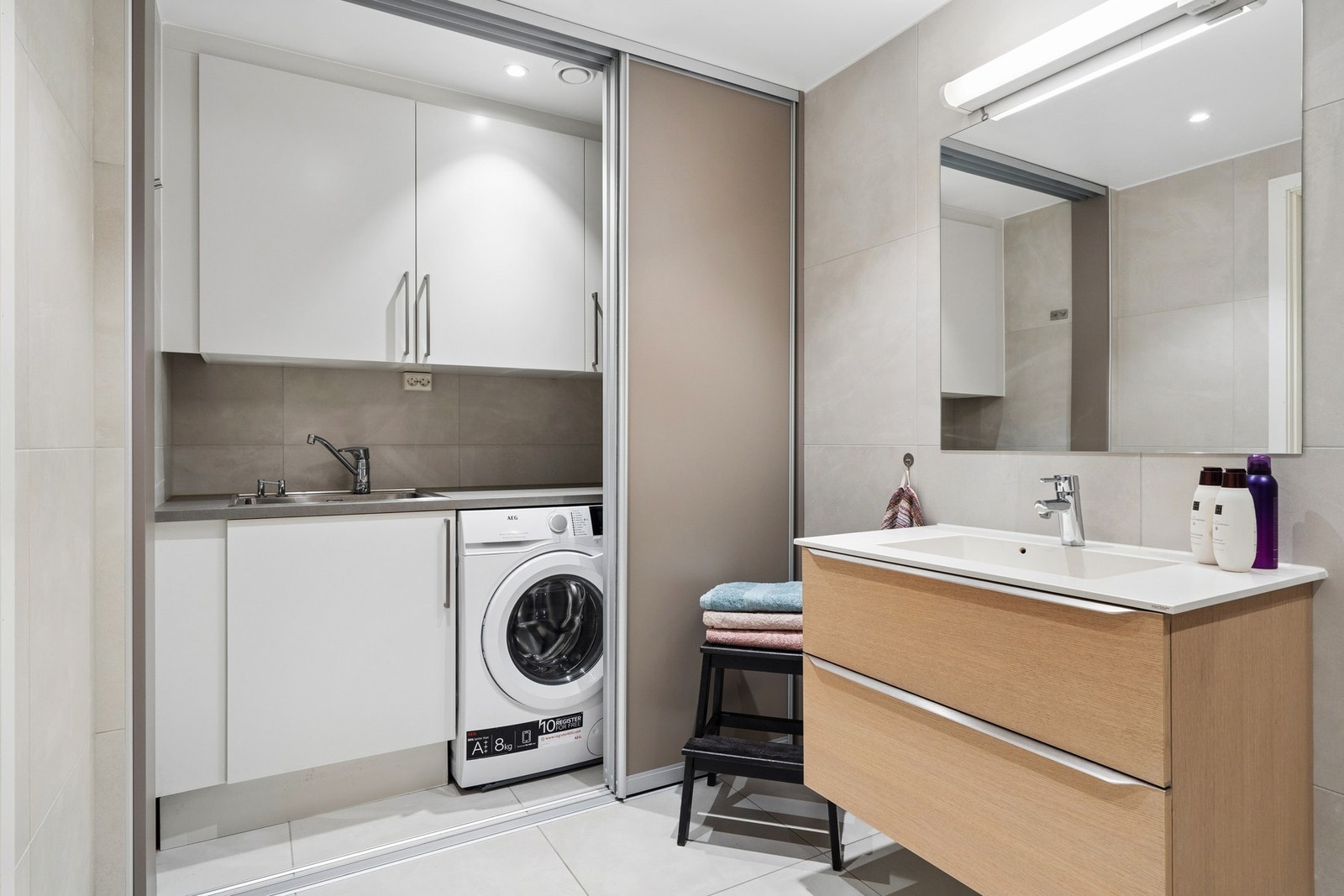 Badet har også et tilpasset vaskerom med skyvedører. Galleribilde